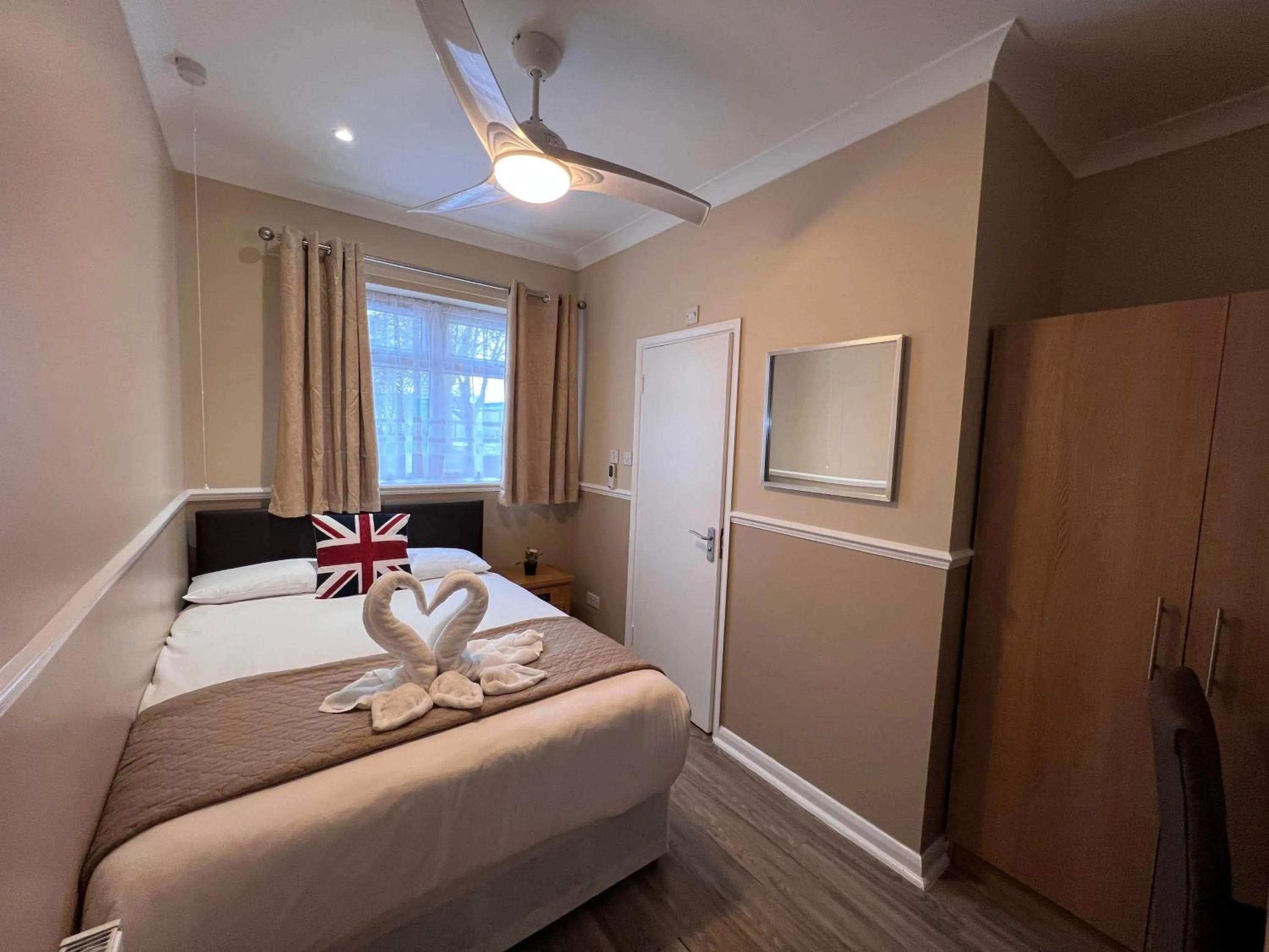 Bedroom, Bed in The Commongate Hotels