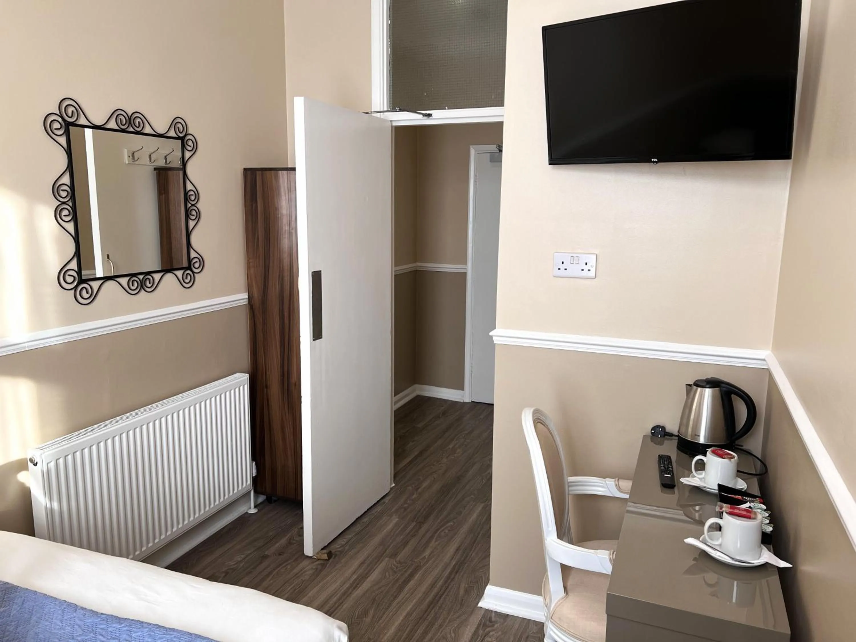 Coffee/tea facilities, Bed in The Commongate Hotels