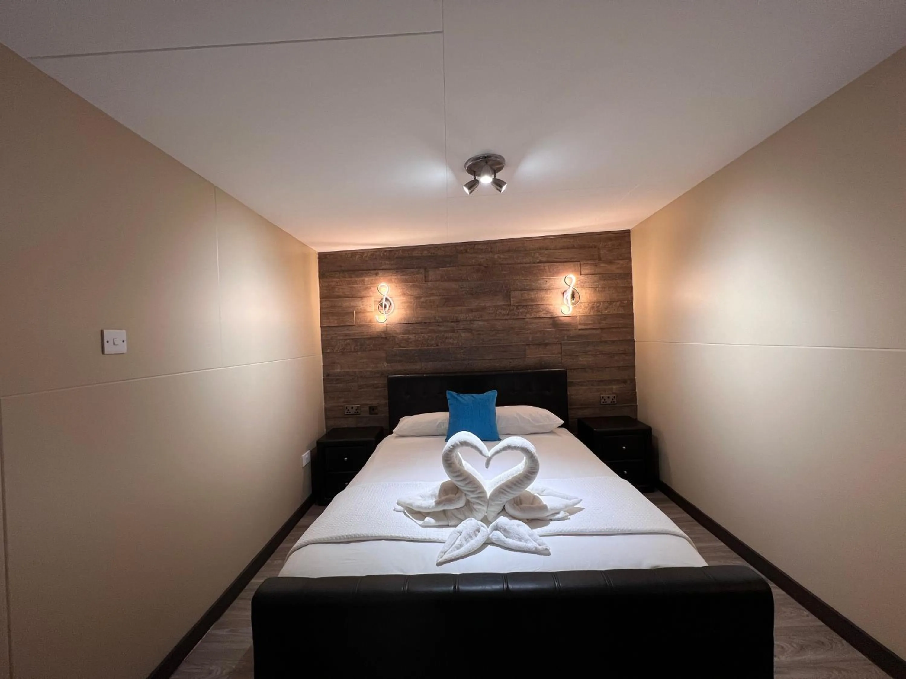 Bedroom, Bed in The Commongate Hotels