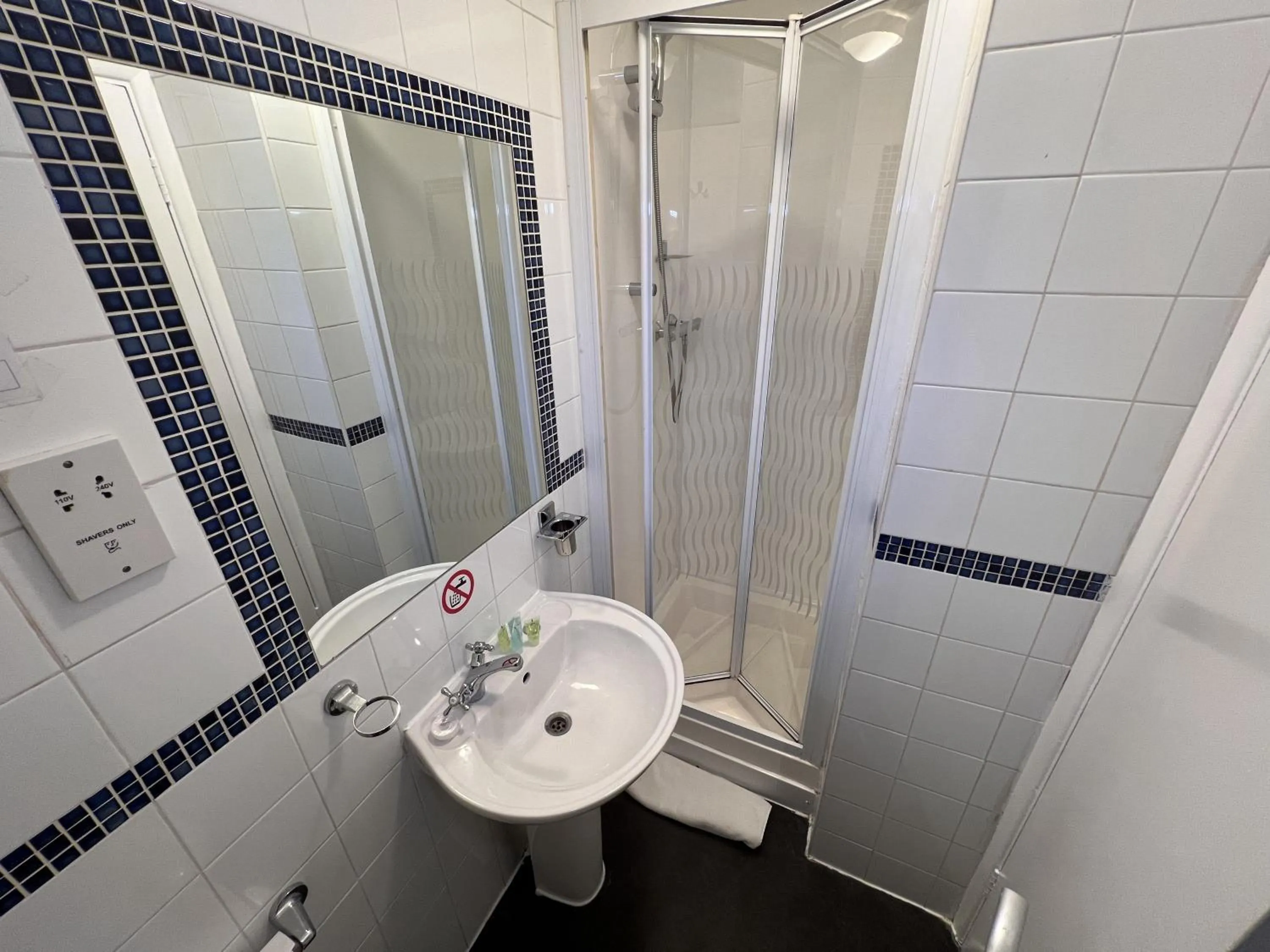 Toilet in The Commongate Hotels