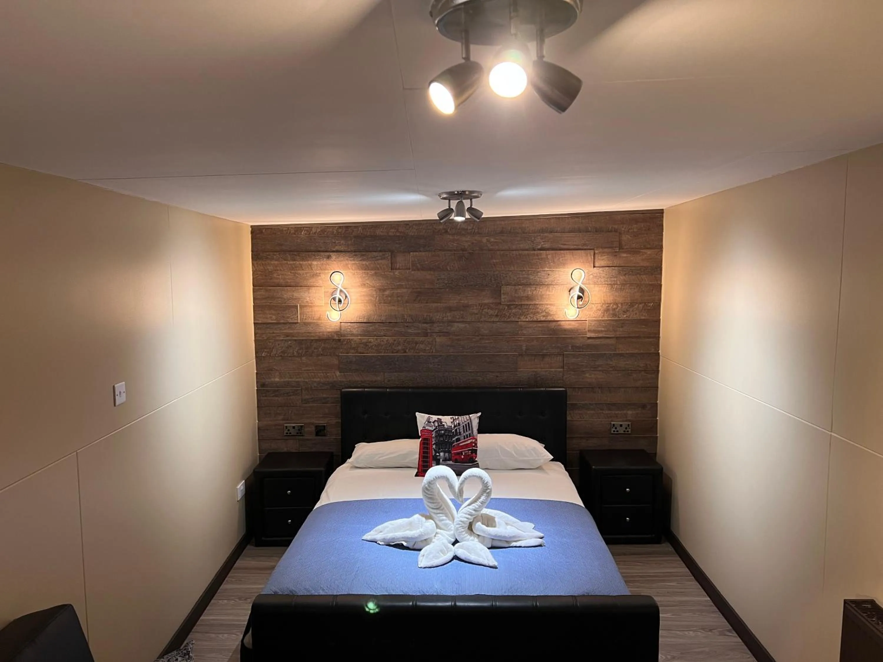 Bedroom, Bed in The Commongate Hotels