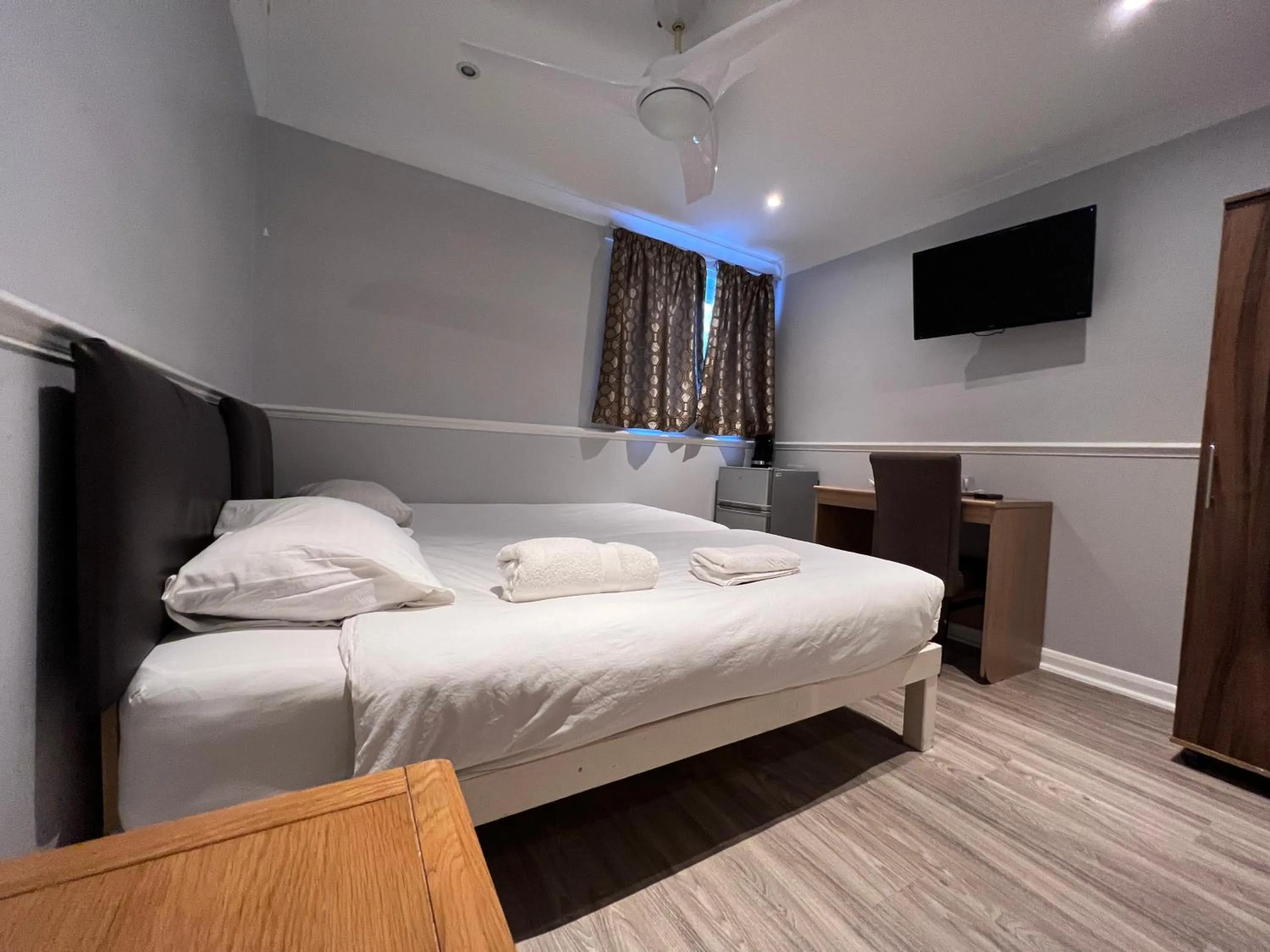 Bedroom, Bed in The Commongate Hotels