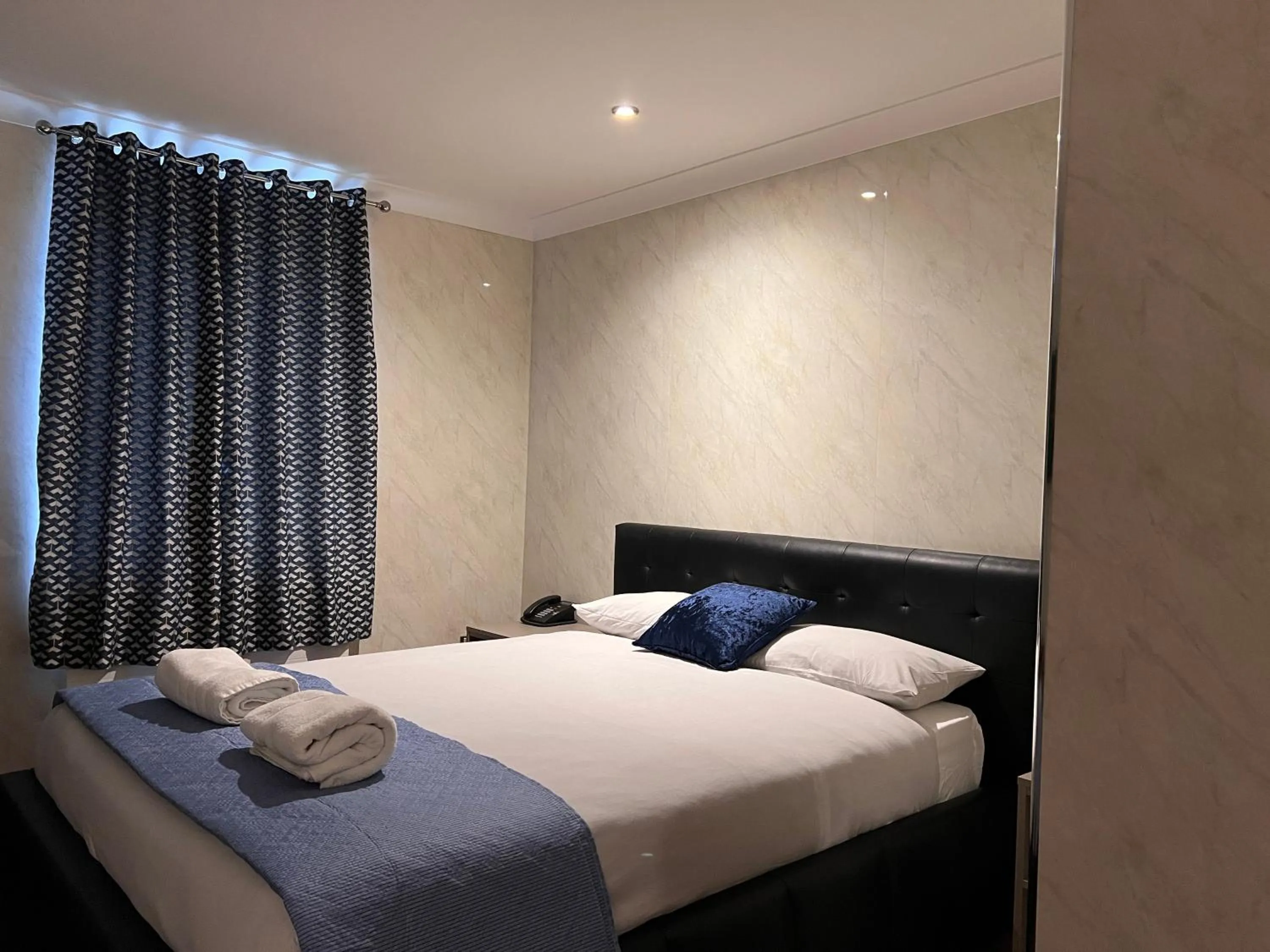 Bed in The Commongate Hotels