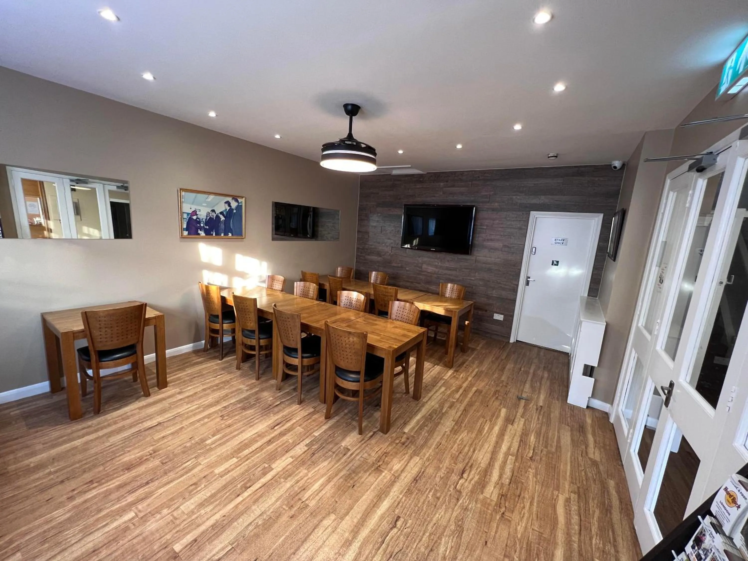 Communal lounge/ TV room in The Commongate Hotels