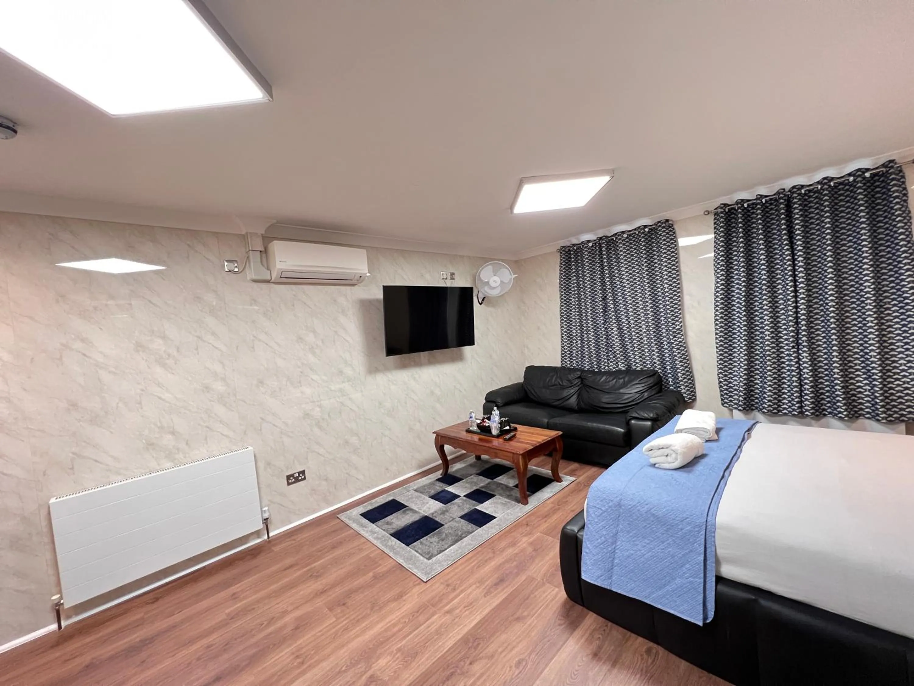 TV and multimedia, Bed in The Commongate Hotels