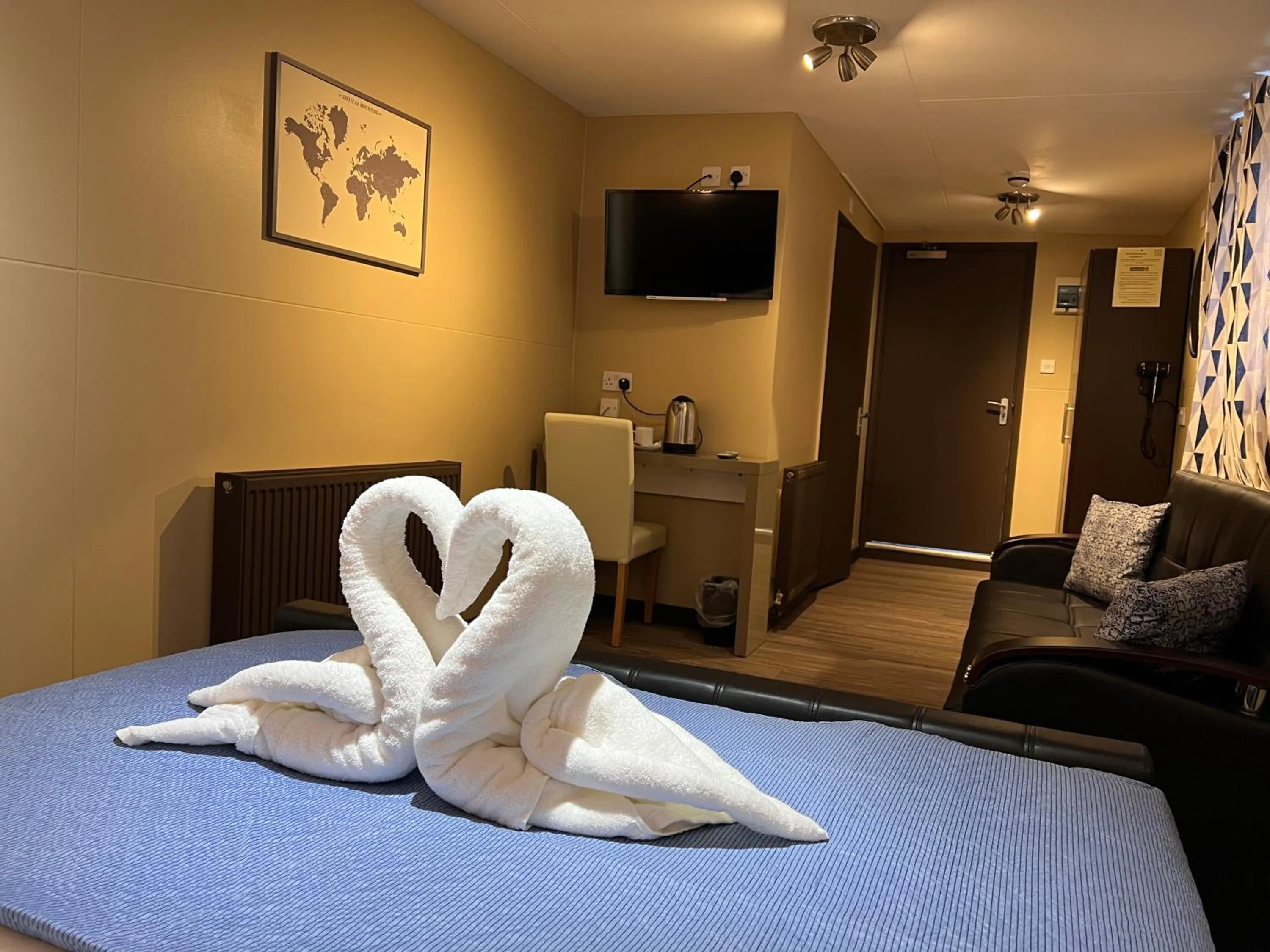 Photo of the whole room, Bed in The Commongate Hotels