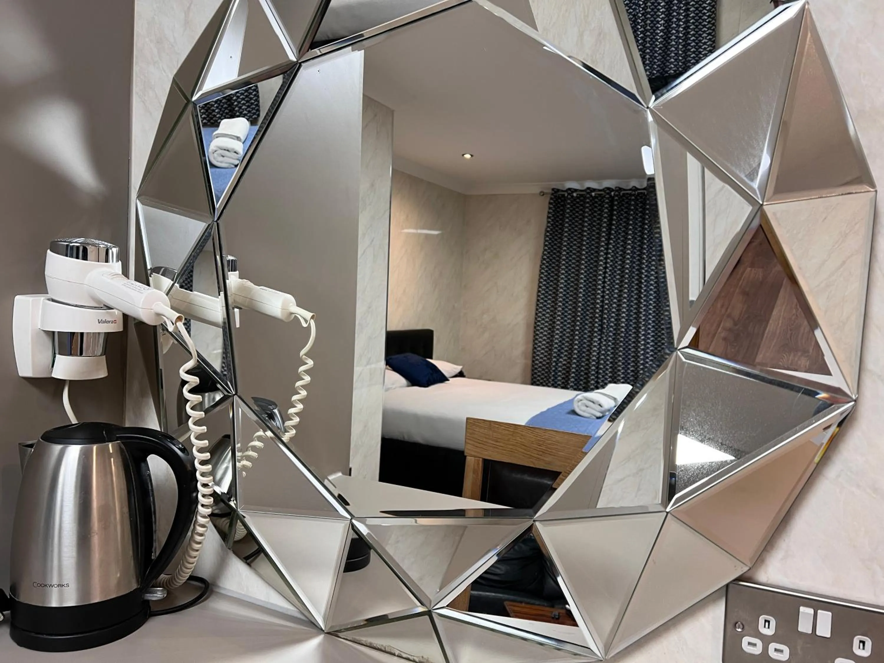 Coffee/tea facilities, Bed in The Commongate Hotels