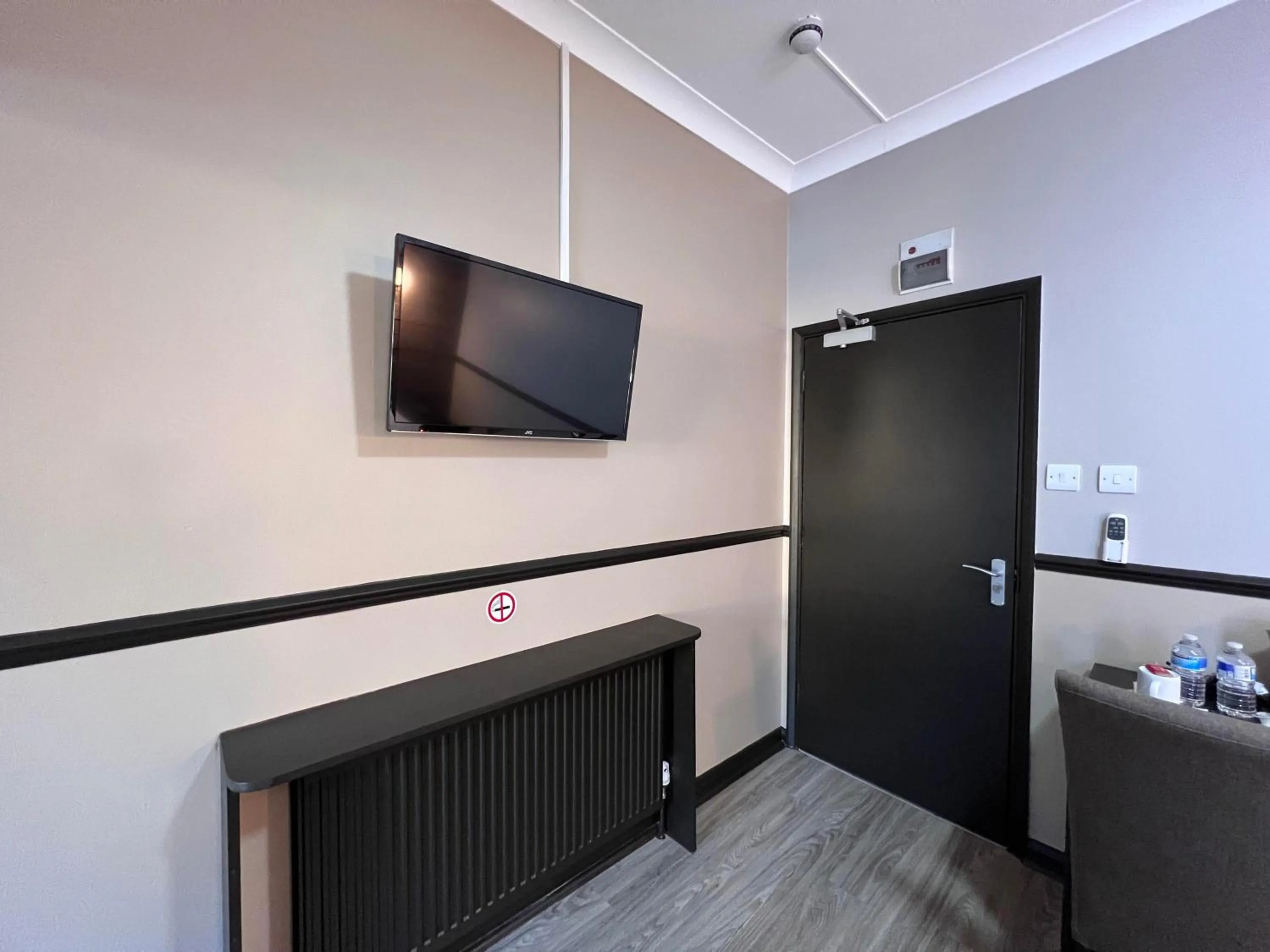 Communal lounge/ TV room in The Commongate Hotels