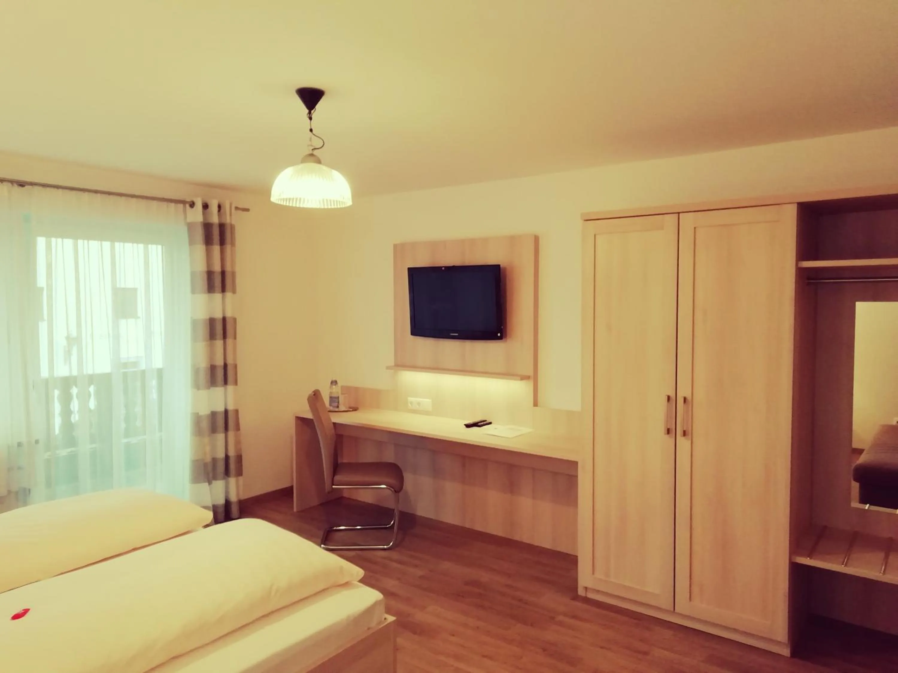 Photo of the whole room, Bed in Büchelsteiner Hof