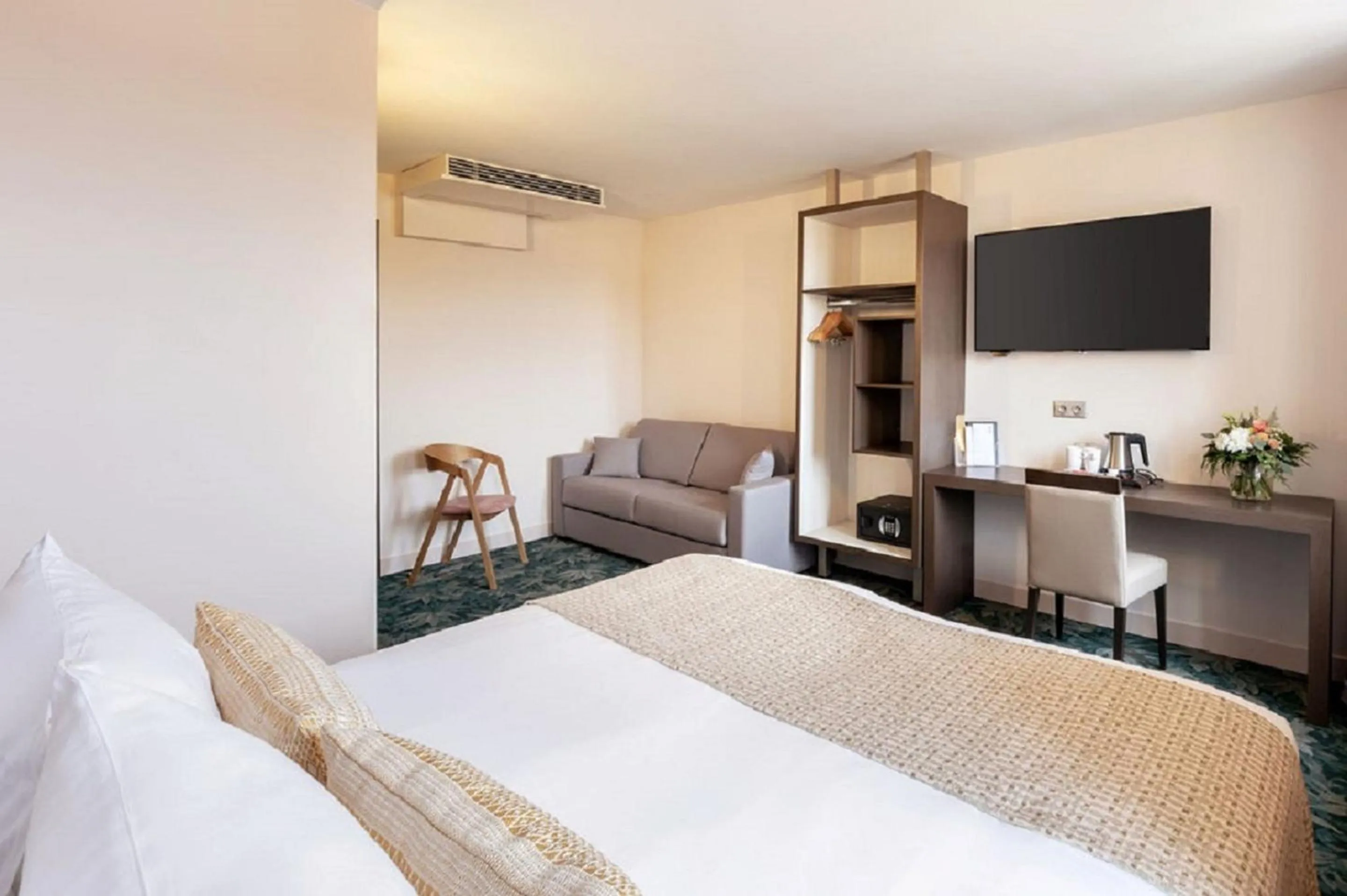 Bedroom, Bed in Best Western Plus Hôtel Belfort Centre Gare