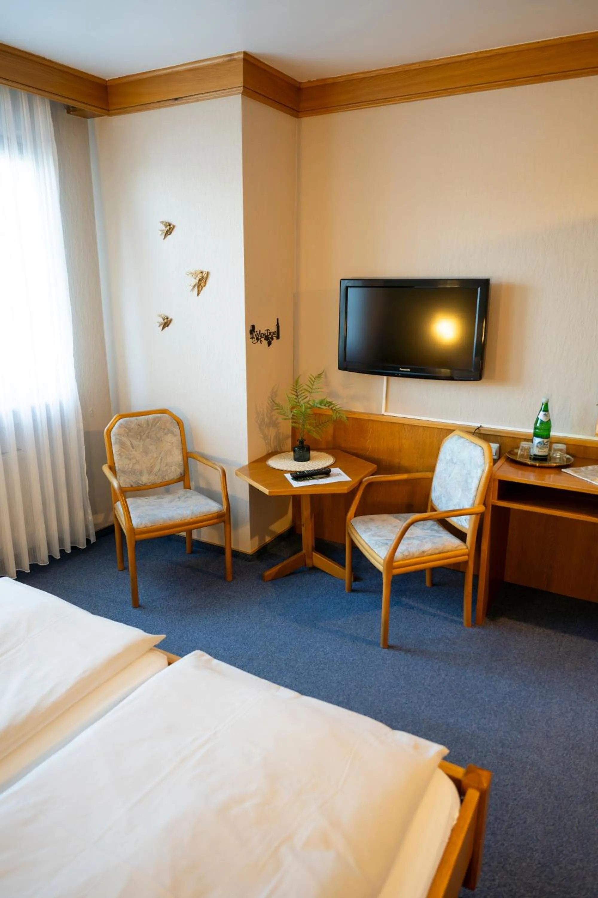 Bedroom, Bed in Hotel Gülser Weinstube