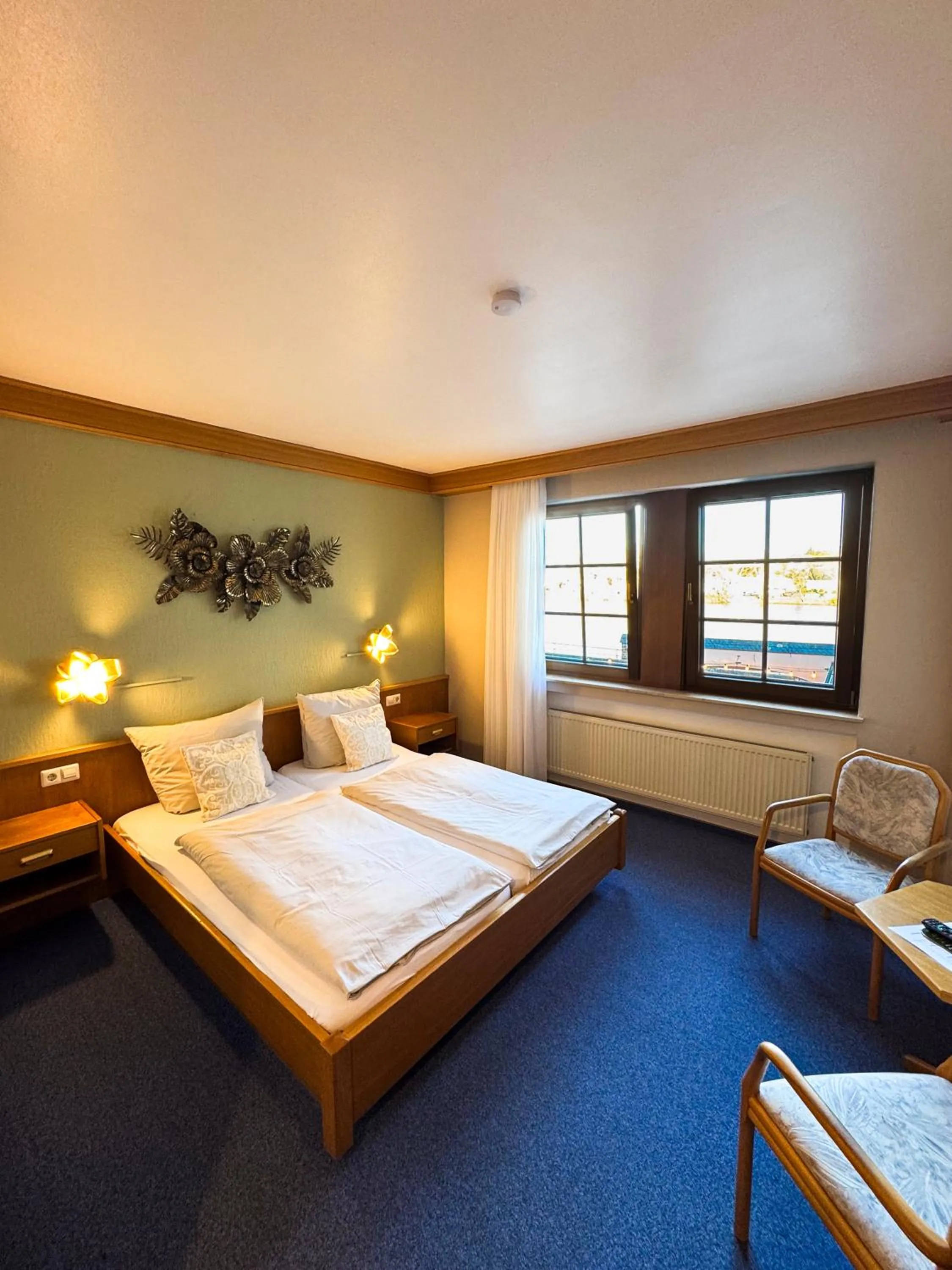 Bedroom, Bed in Hotel Gülser Weinstube