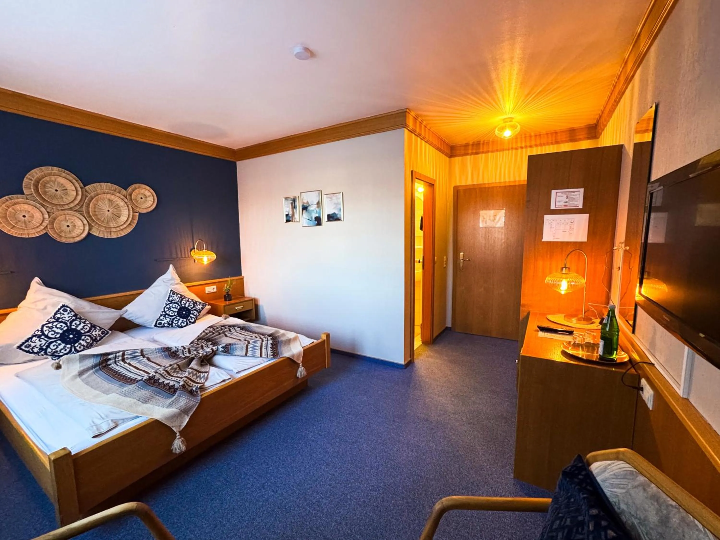 Bathroom, Bed in Hotel Gülser Weinstube