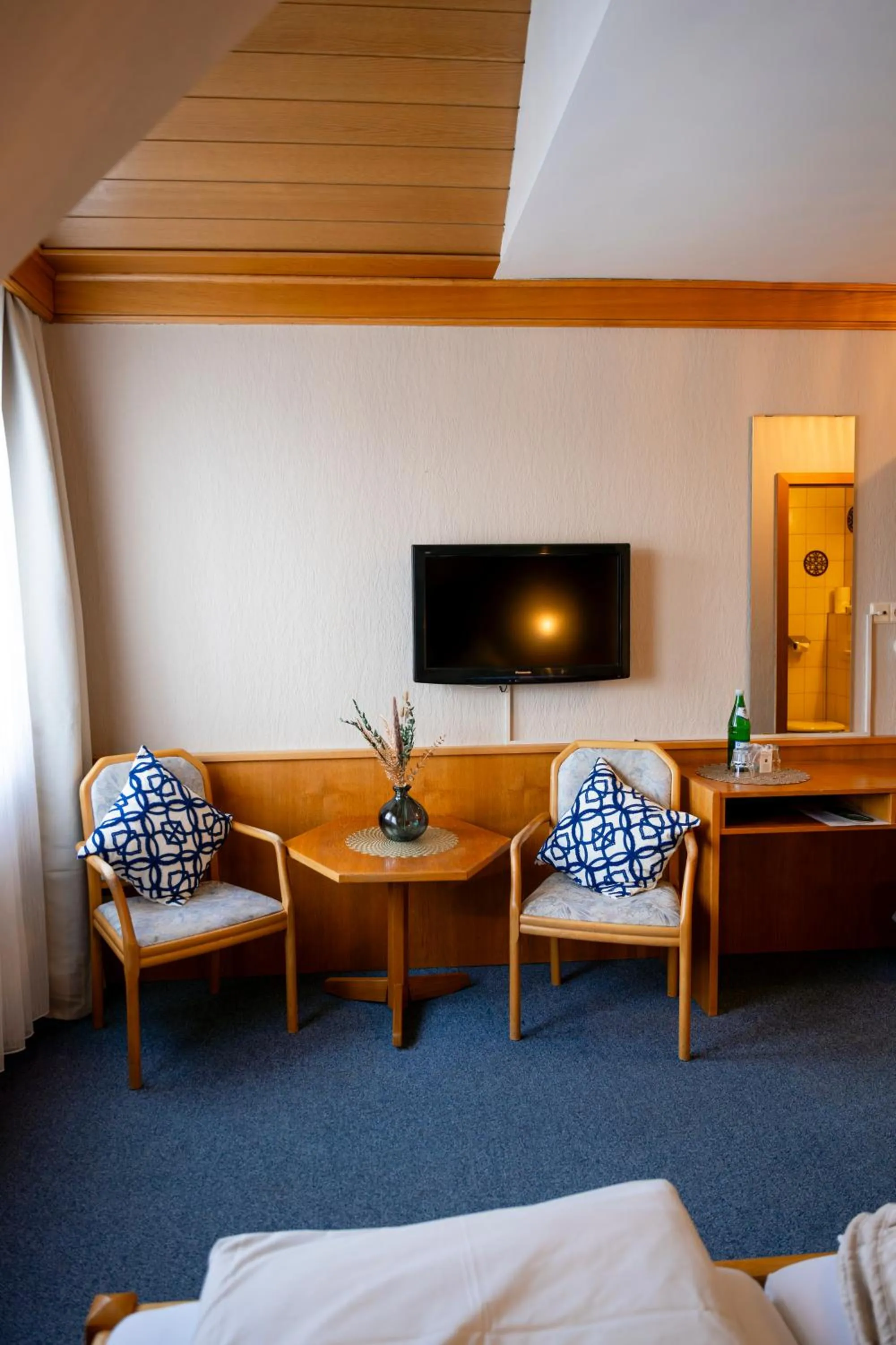 Bedroom, Bed in Hotel Gülser Weinstube