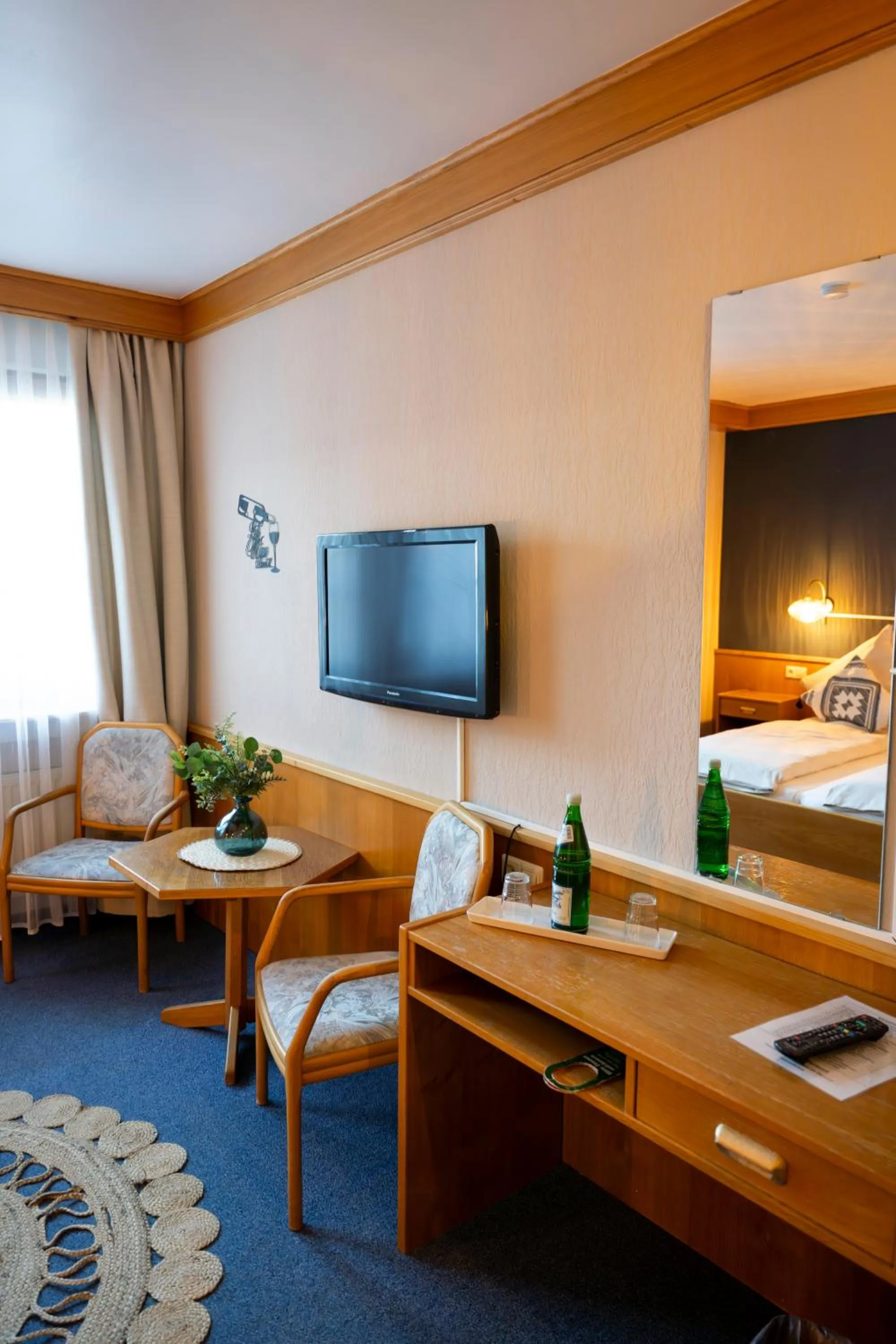 Bedroom, Bed in Hotel Gülser Weinstube