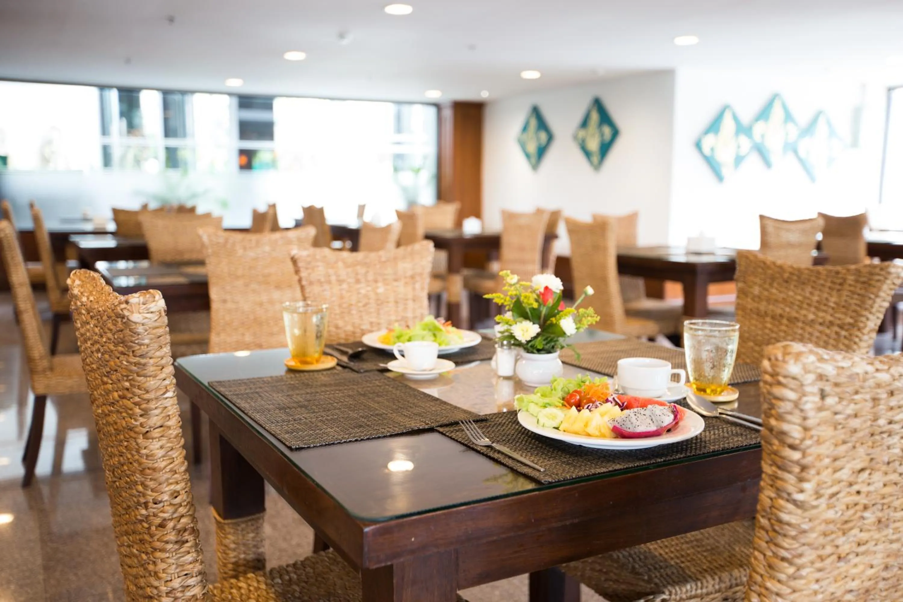 Restaurant/places to eat in CH Hotel