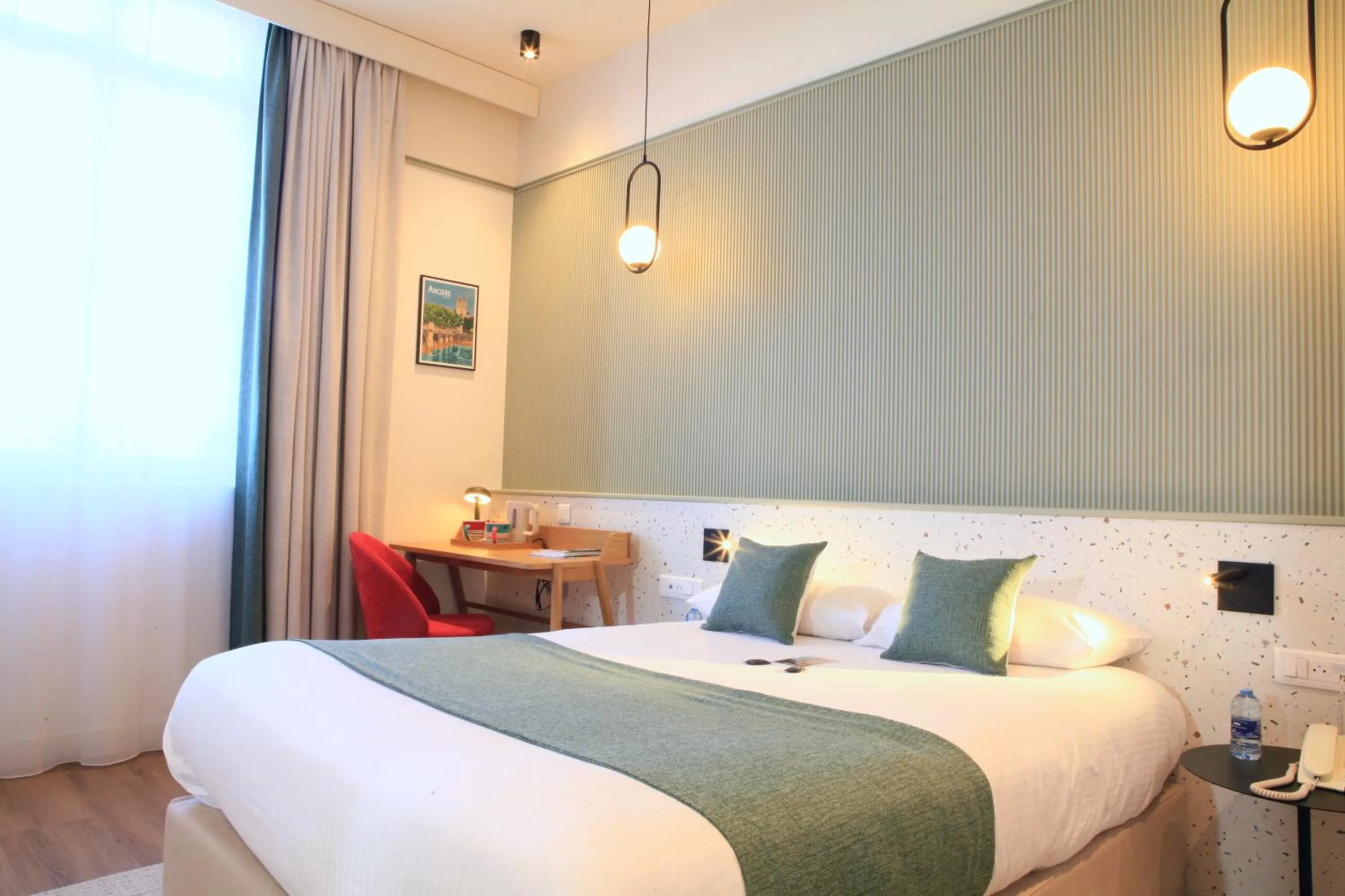 acessibility, Bed in Logis Hôtels- Hôtel Marguerite d'Anjou Angers château