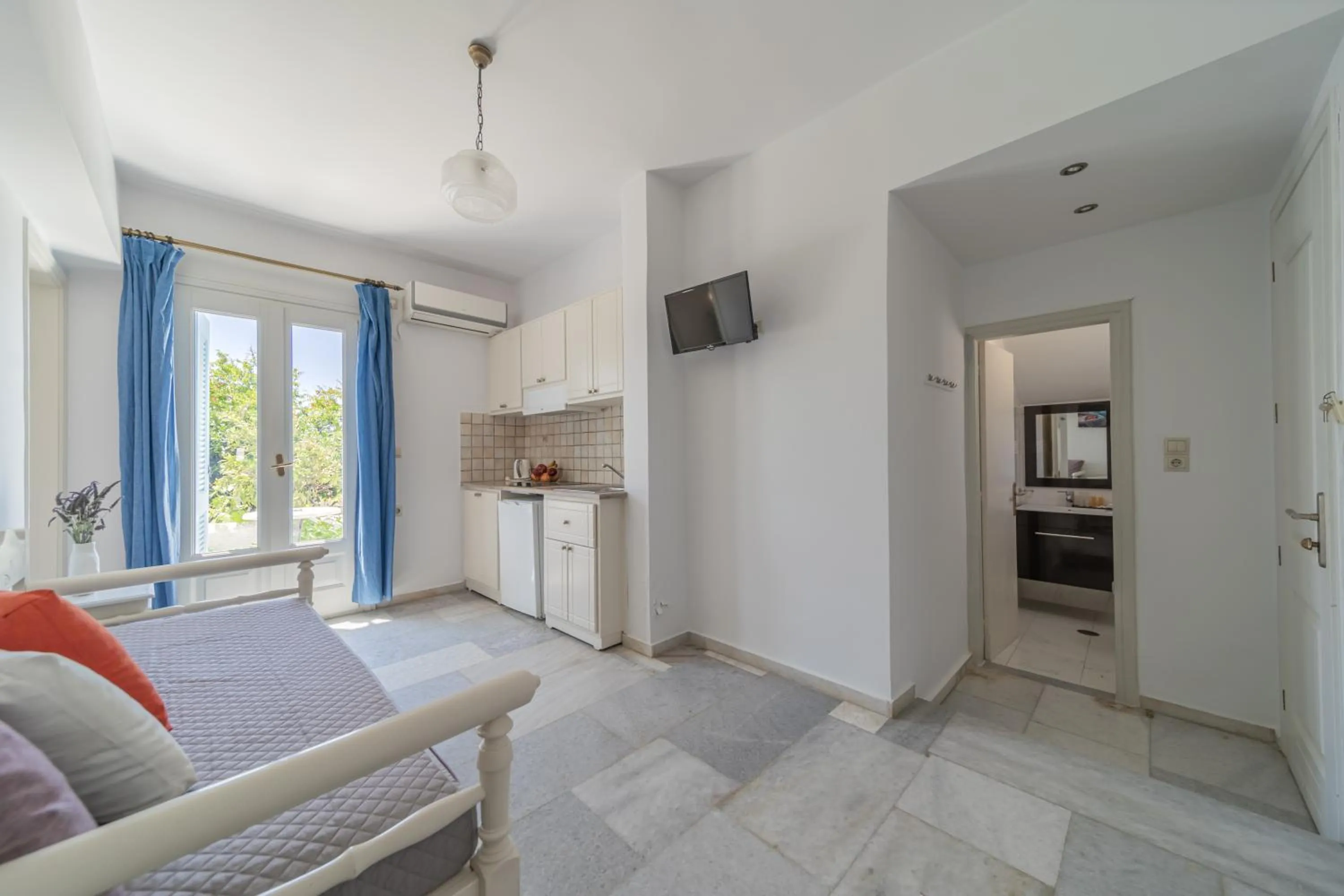 Living room, Bed in Agia Anna Living