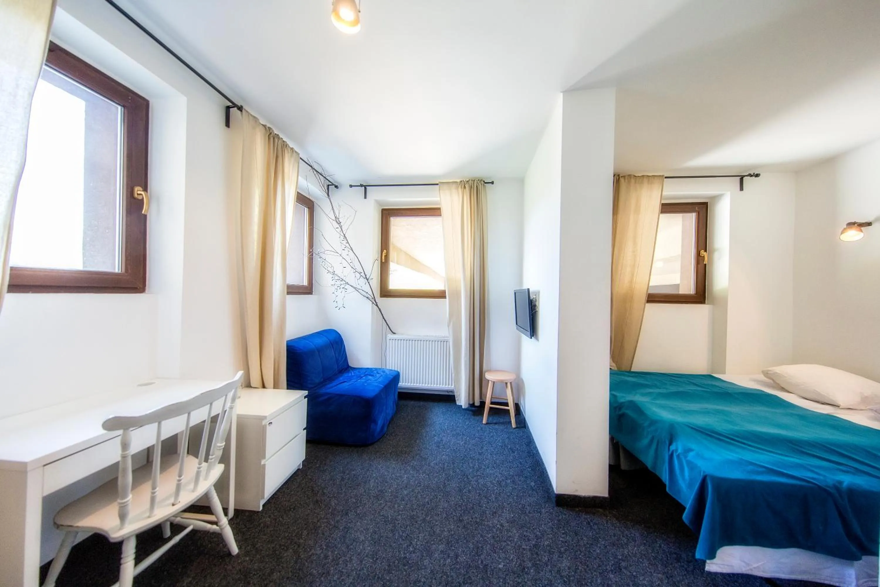 Bedroom, Bed in Krokus