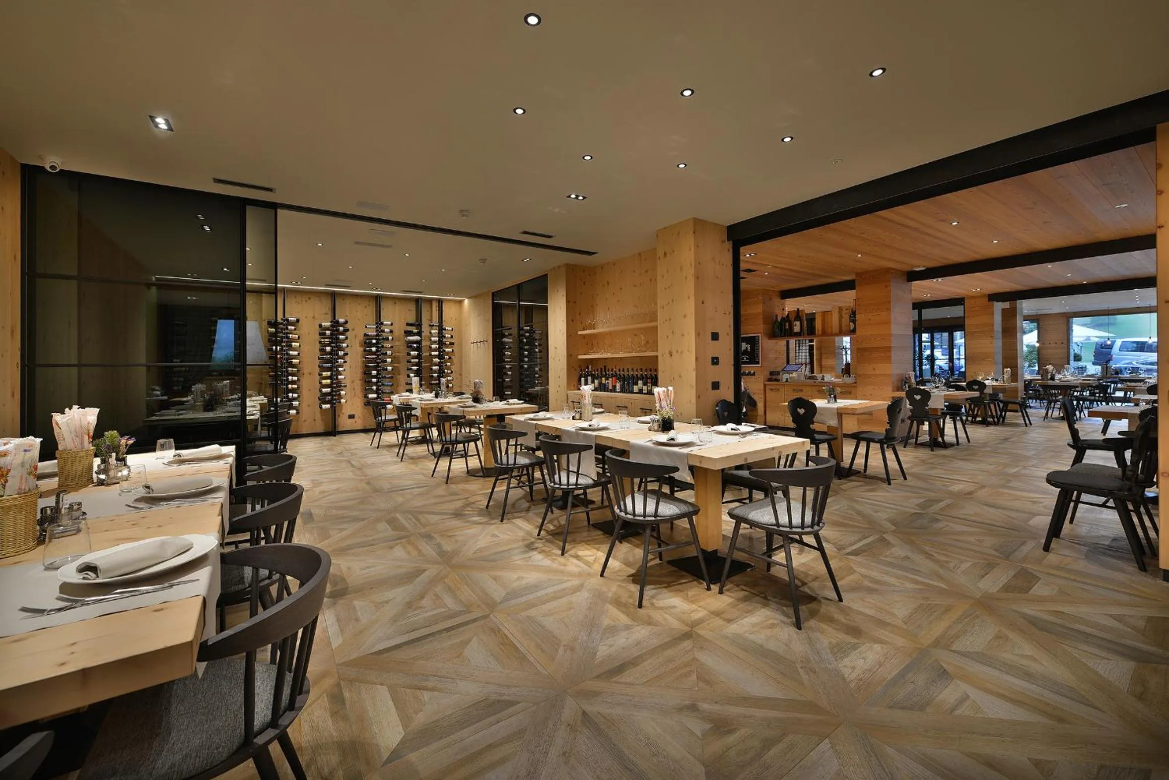 Restaurant/places to eat in Hotel Astoria