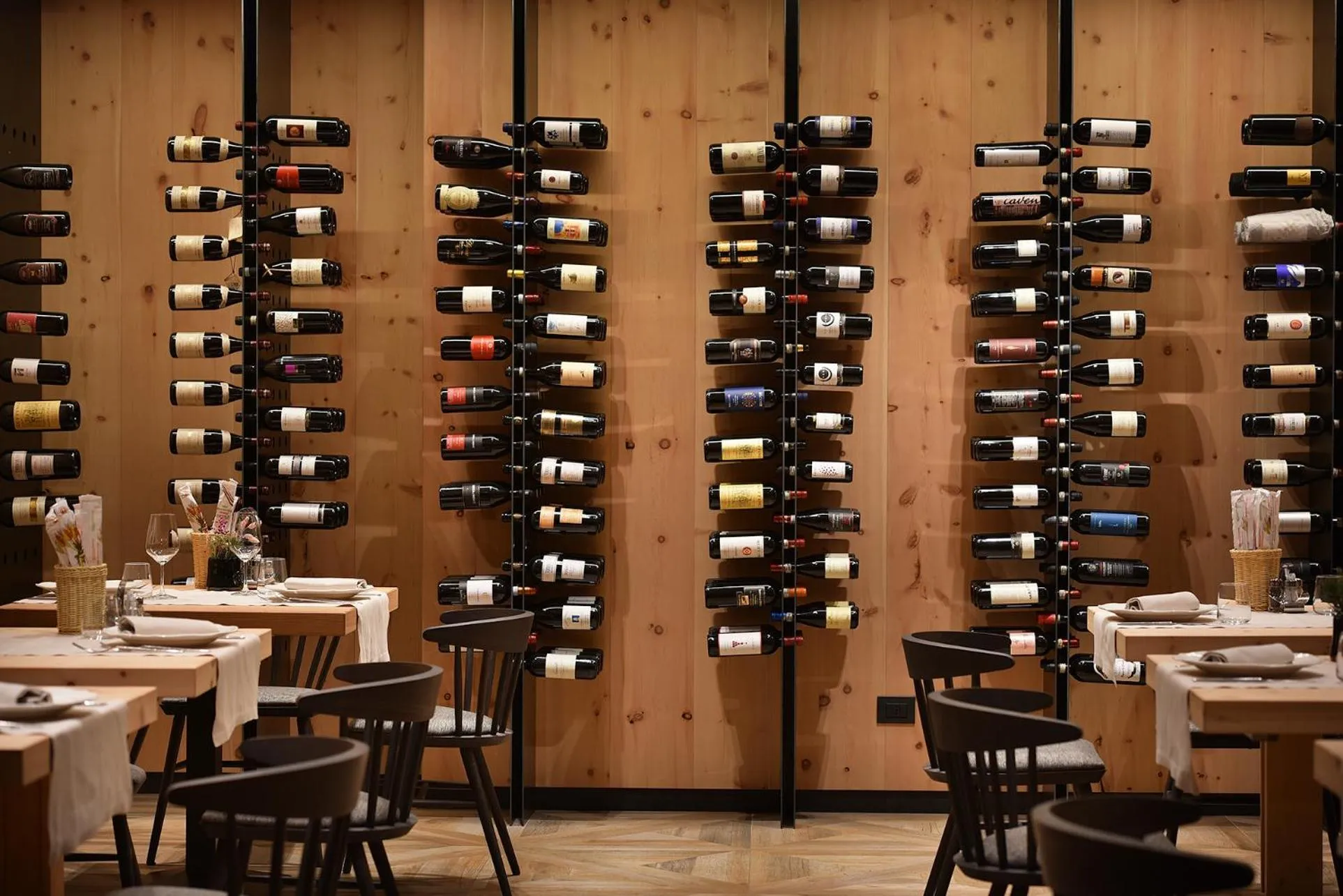 Restaurant/places to eat in Hotel Astoria