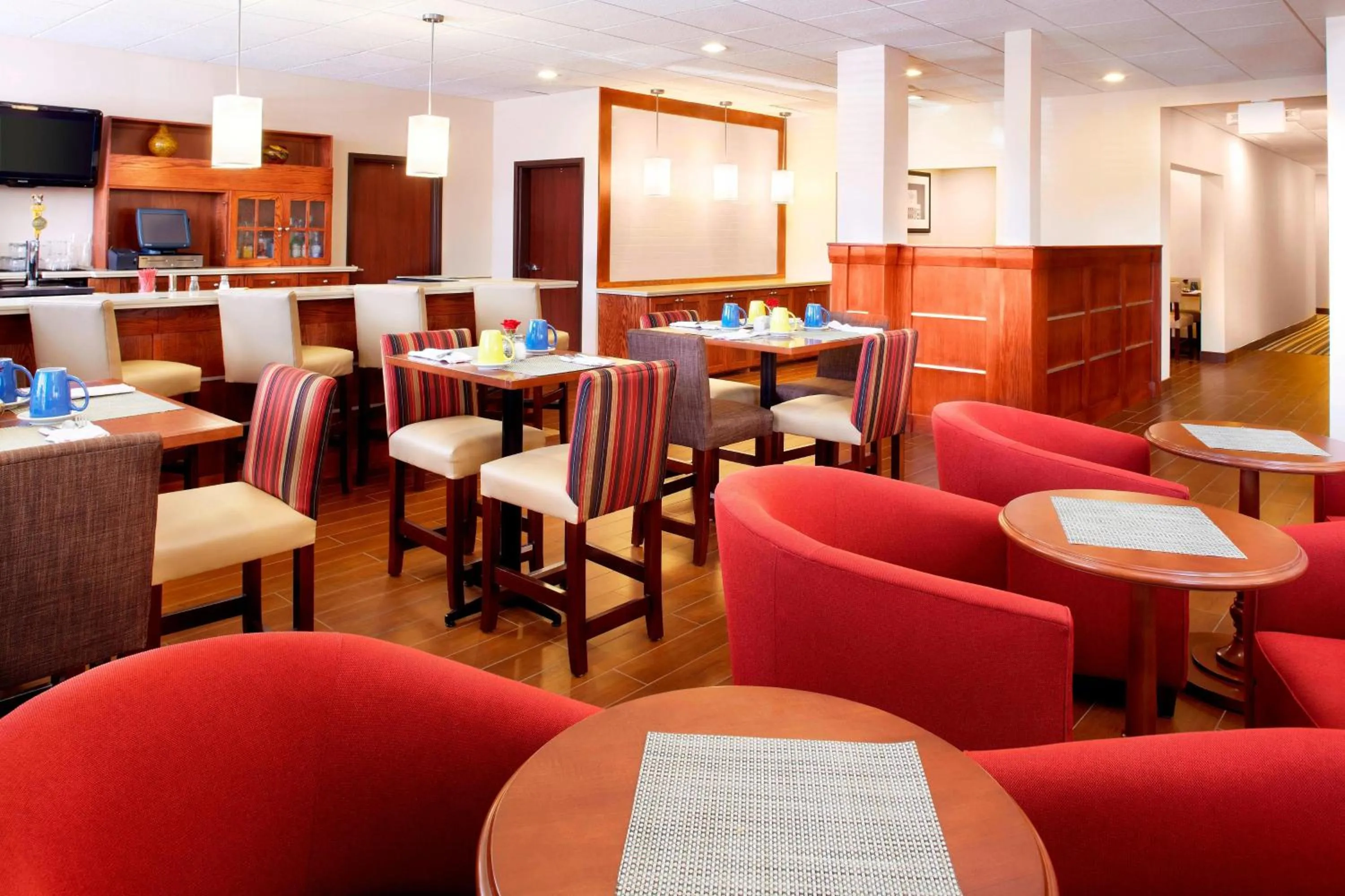 Lounge or bar in Four Points by Sheraton Houston Hobby Airport