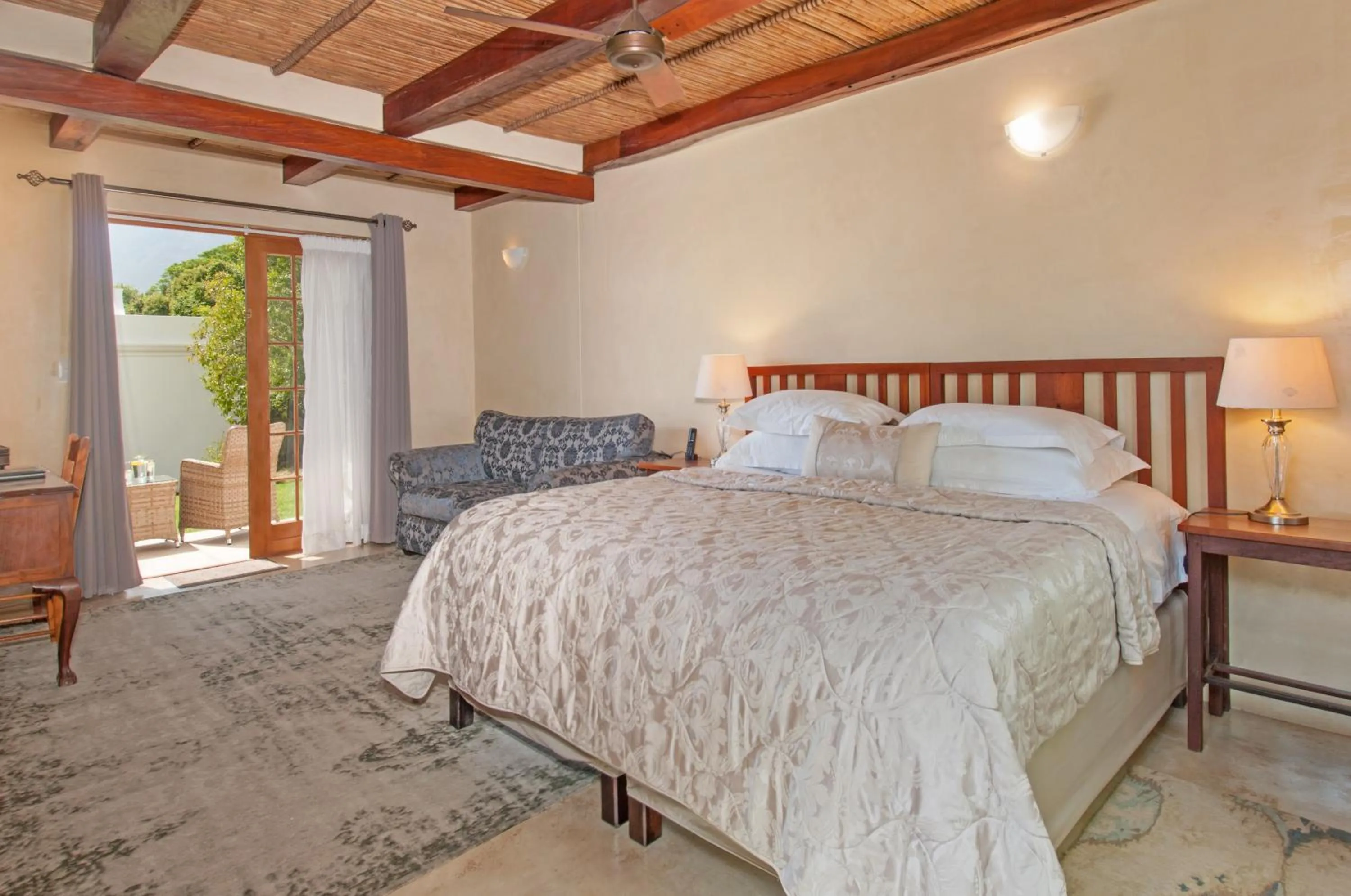 Bed in Hotel Roosje van de Kaap