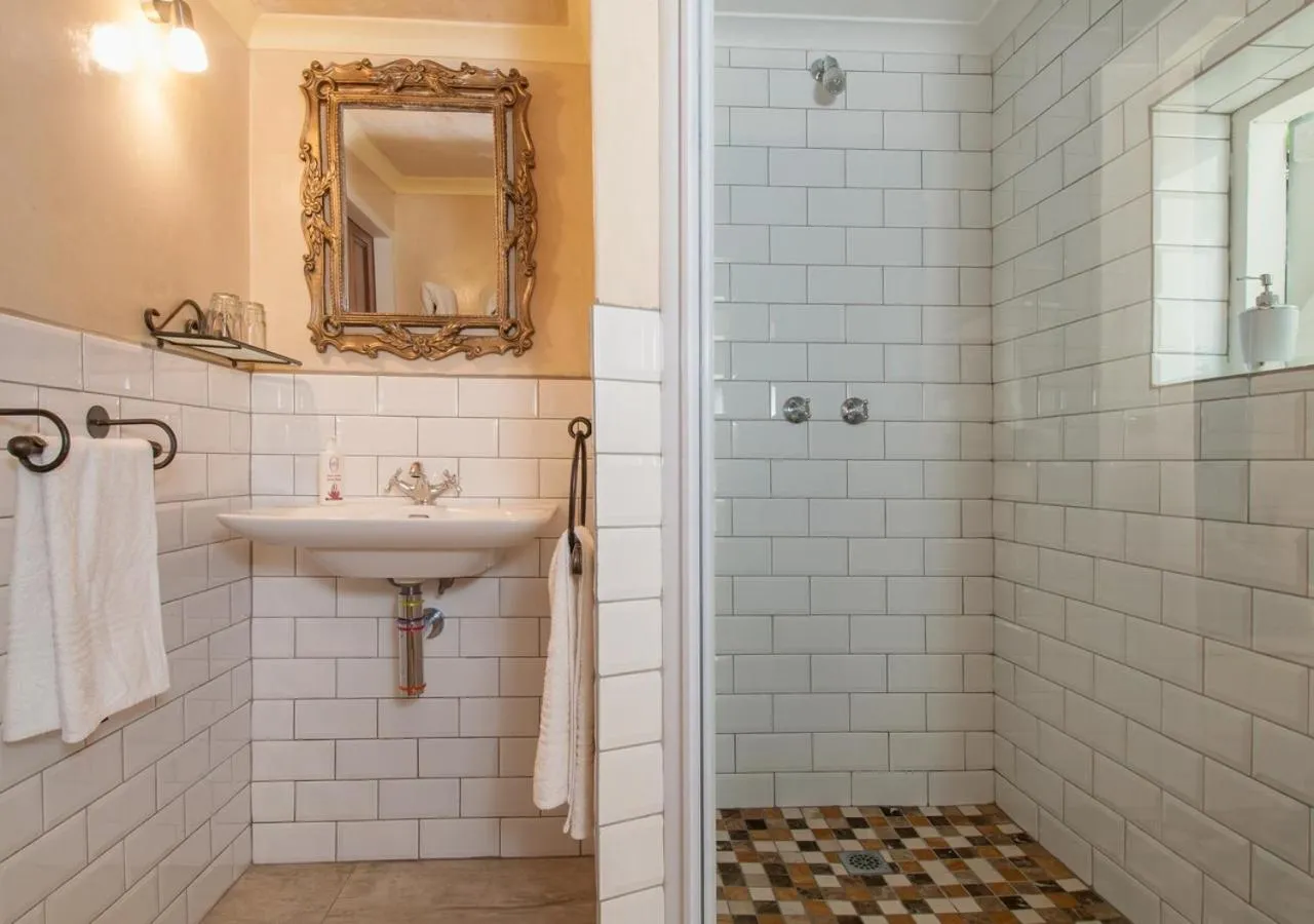 Shower in Hotel Roosje van de Kaap