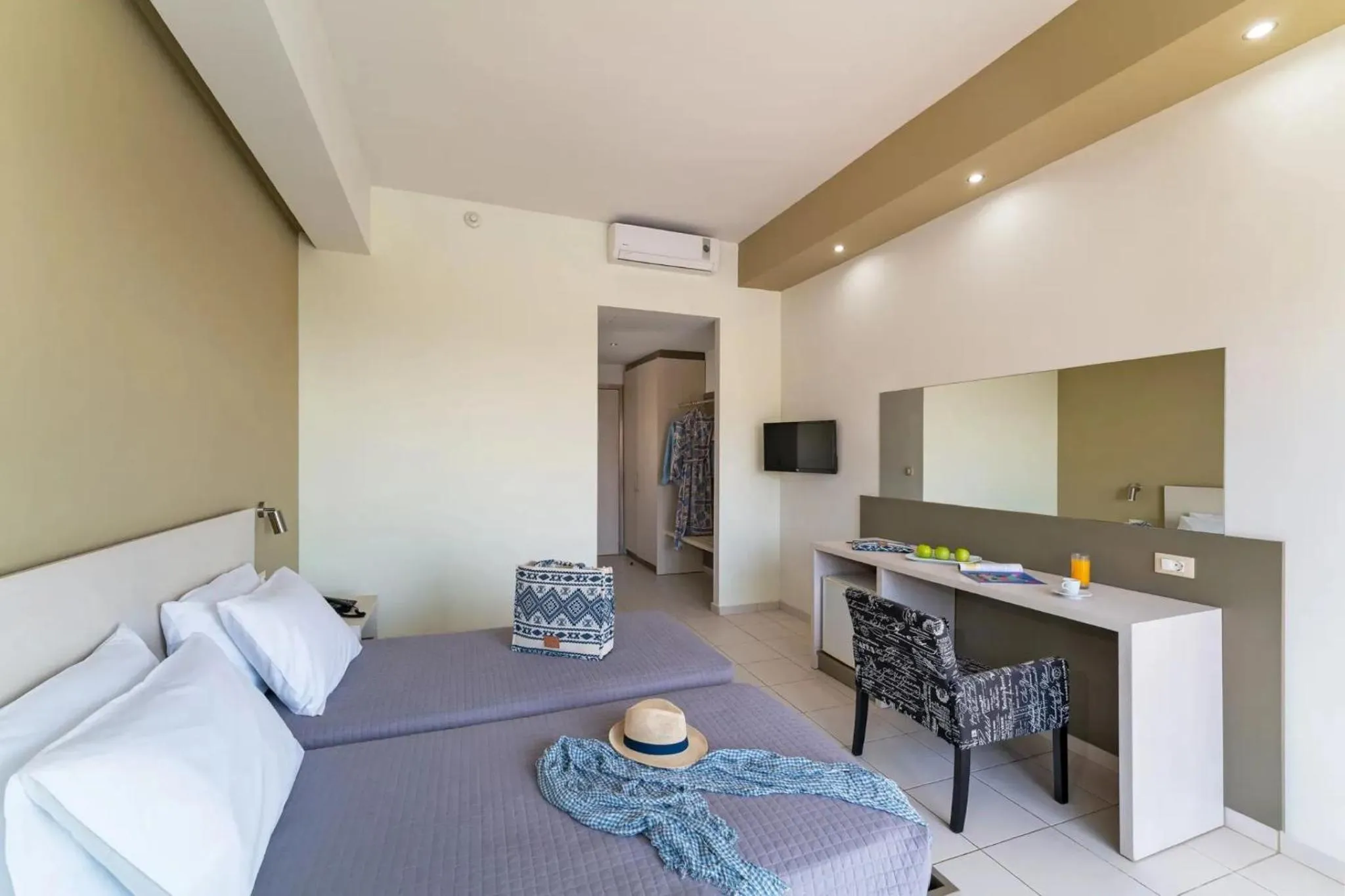 Bedroom, Bed in Cathrin Hotel