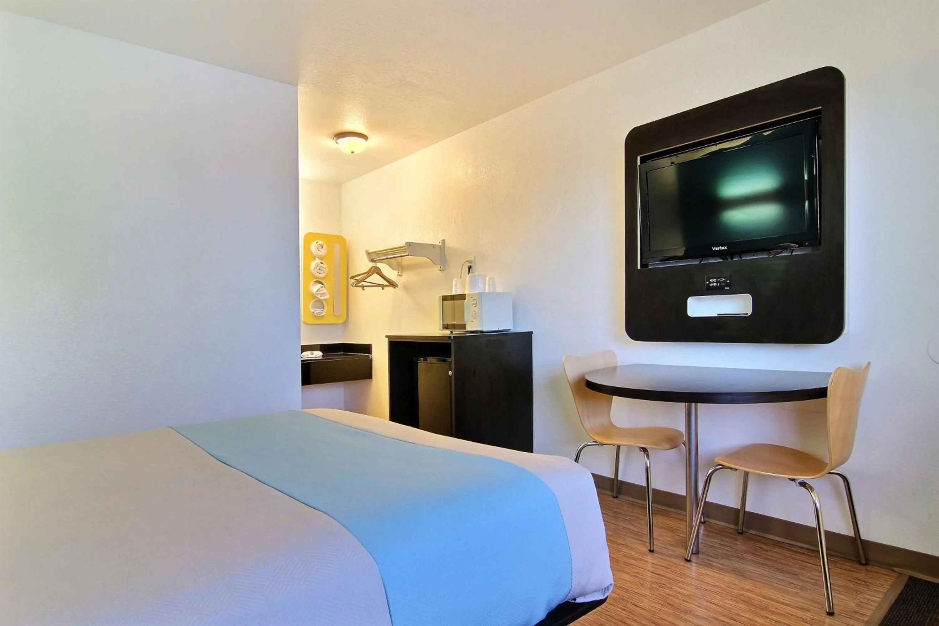 Photo of the whole room, Bed in Motel 6-Carlsbad, NM