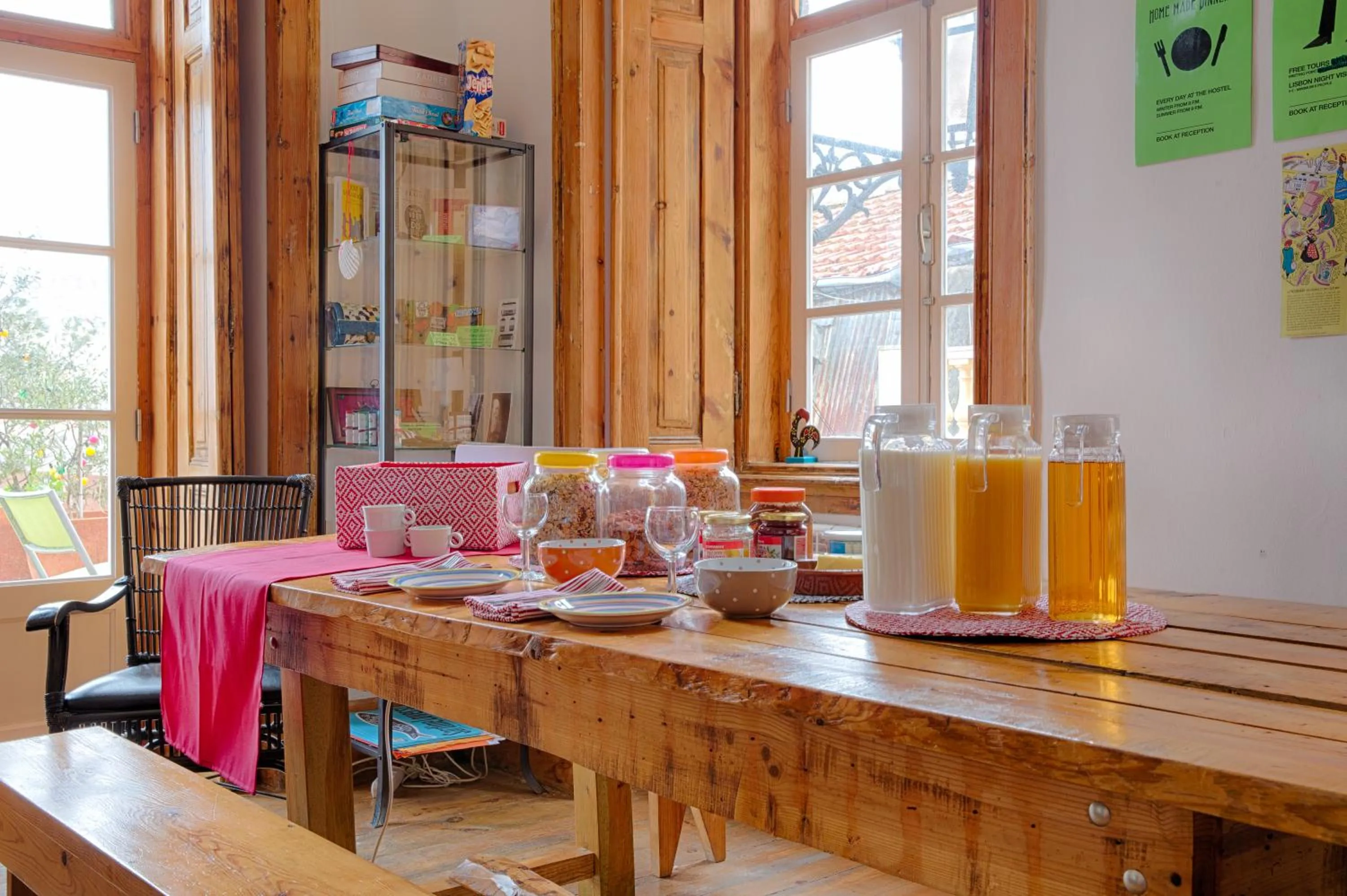 Restaurant/places to eat in This Is Lisbon Hostel