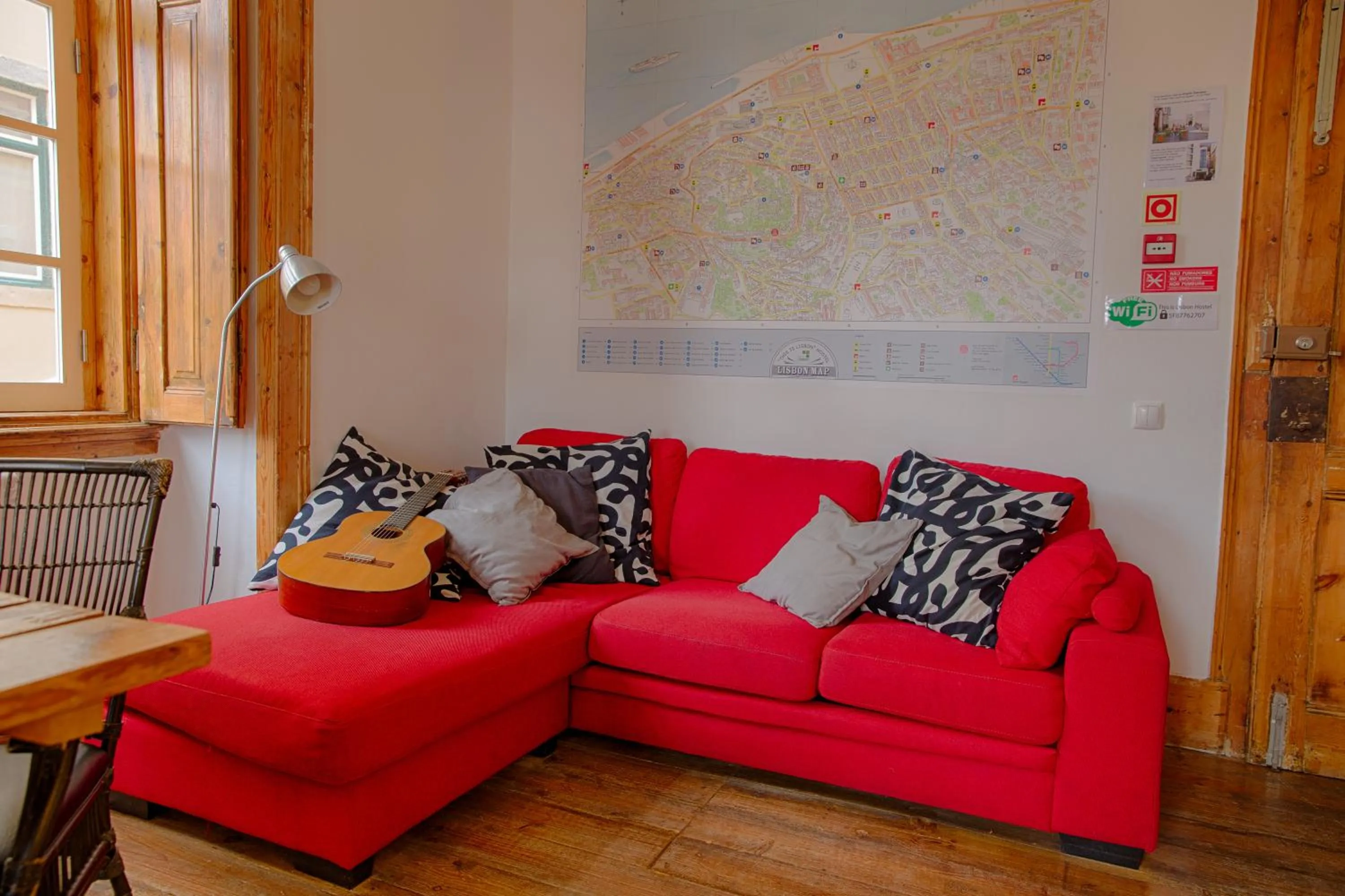 Communal lounge/ TV room in This Is Lisbon Hostel