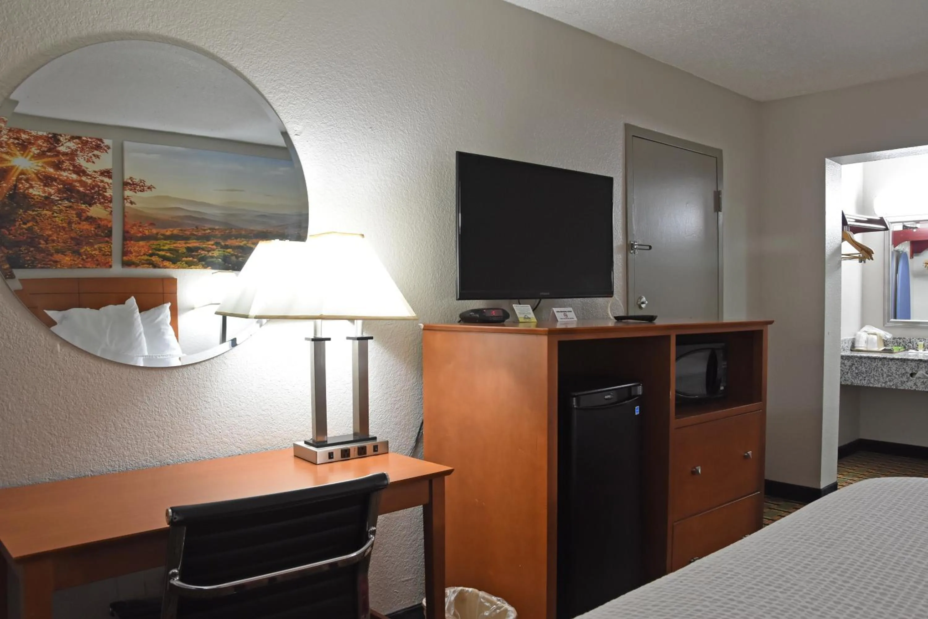 TV and multimedia, Bed in Days Inn by Wyndham Lebanon