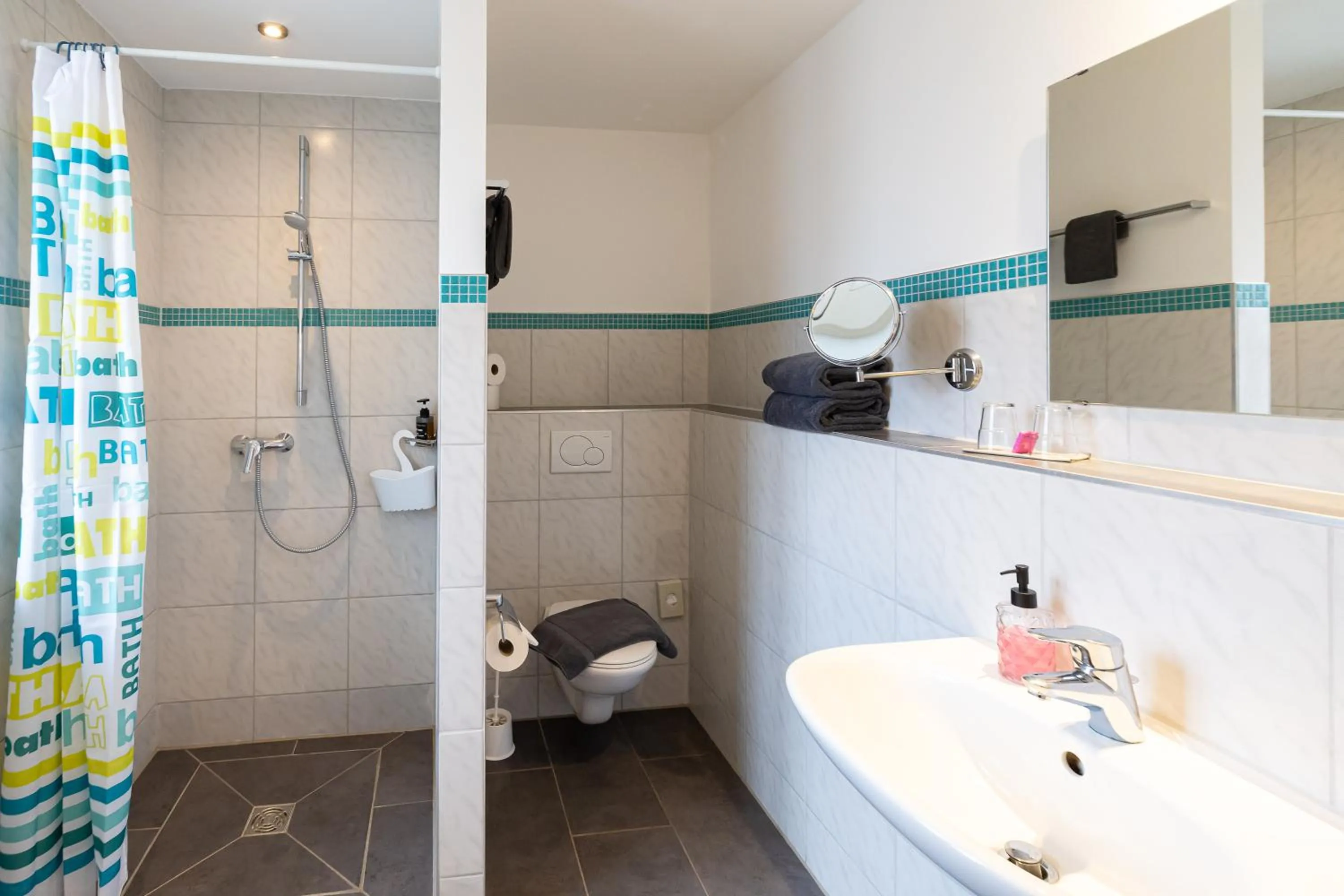 Shower in Hotel DAH-Inn