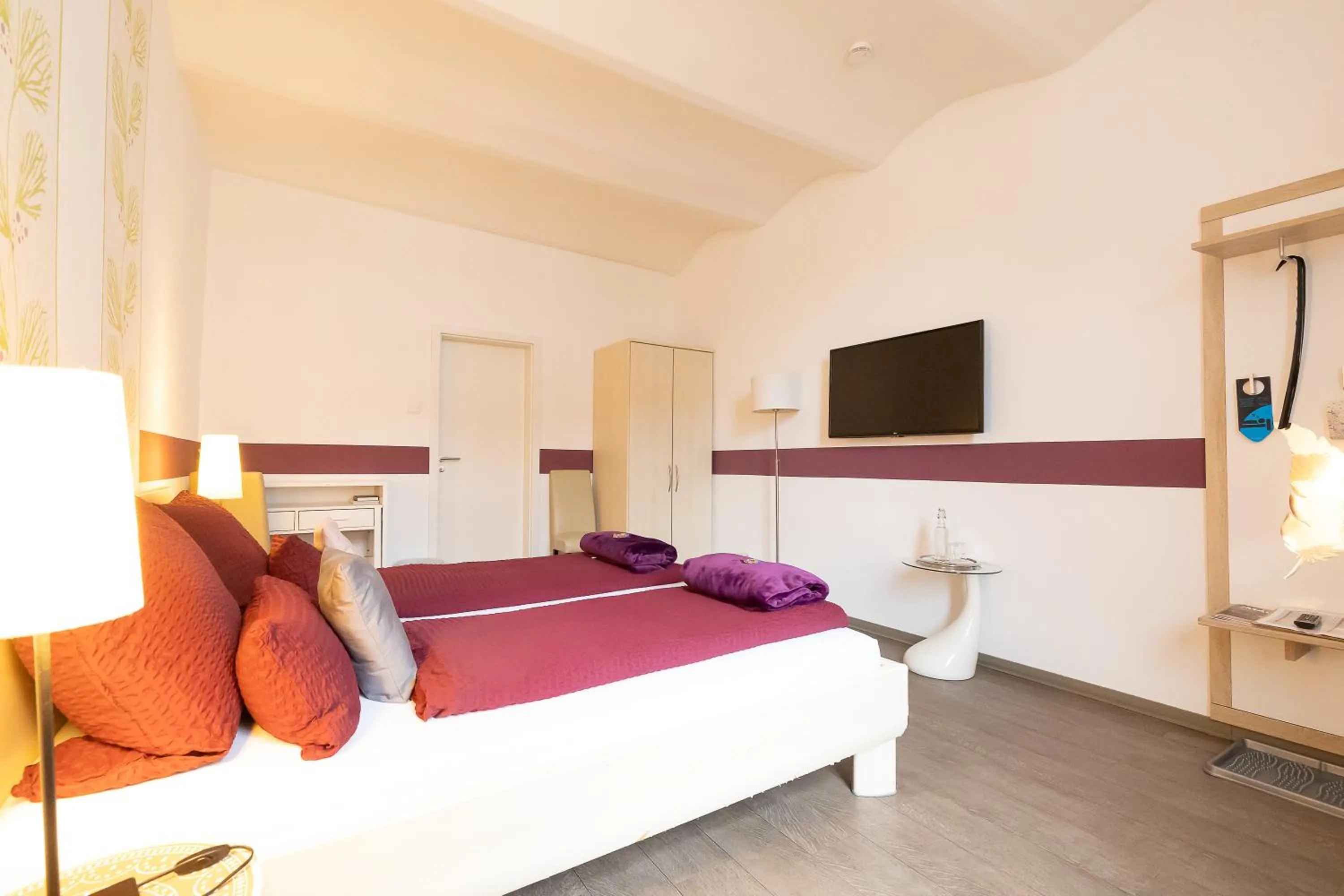 Bed in Hotel DAH-Inn