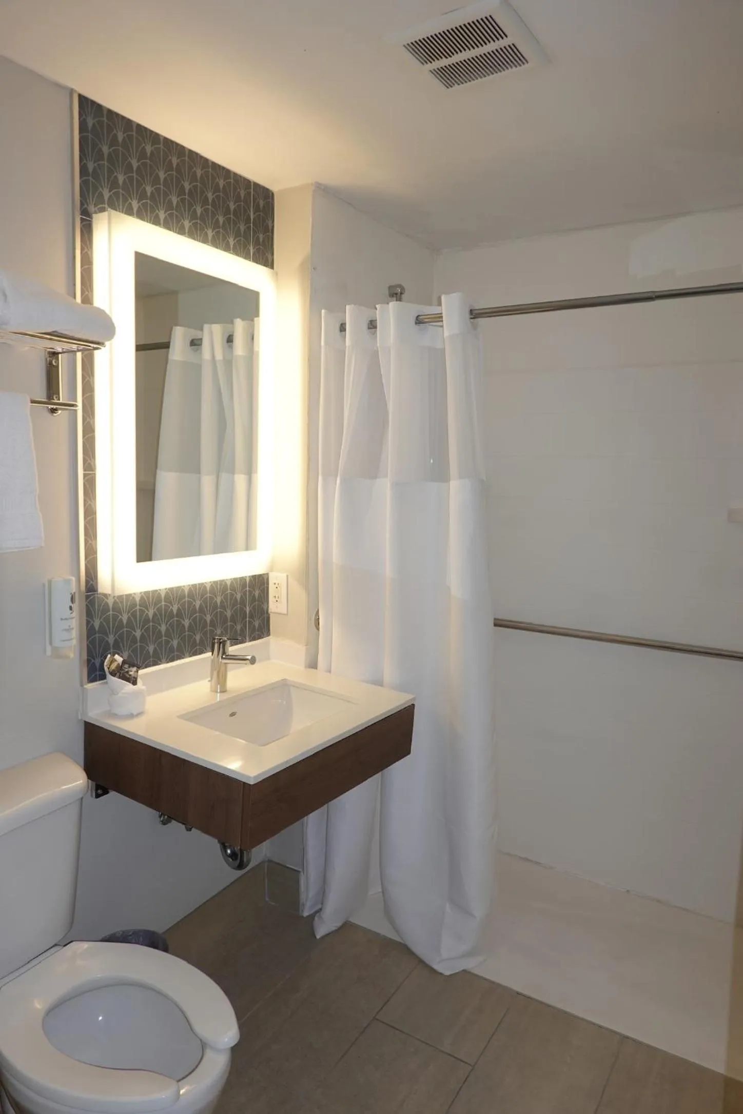 Bathroom in Country Inn & Suites by Radisson, Staten Island