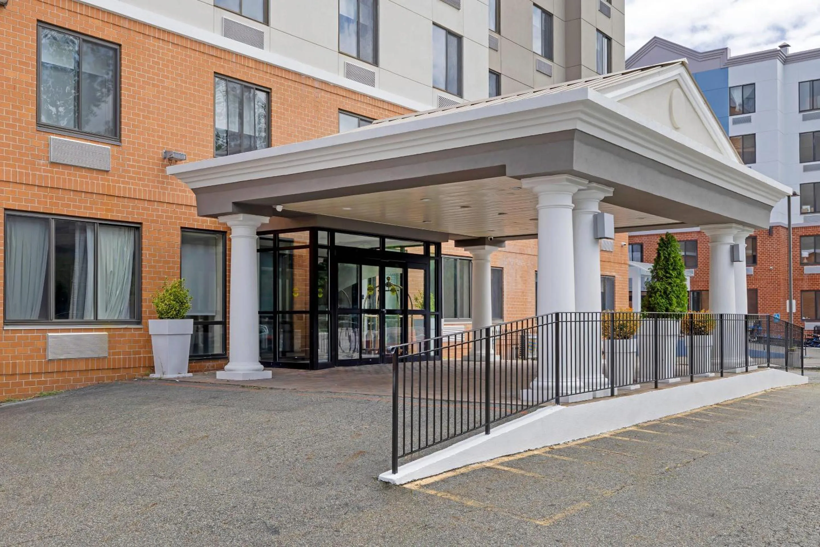Property building in Country Inn & Suites by Radisson, Staten Island