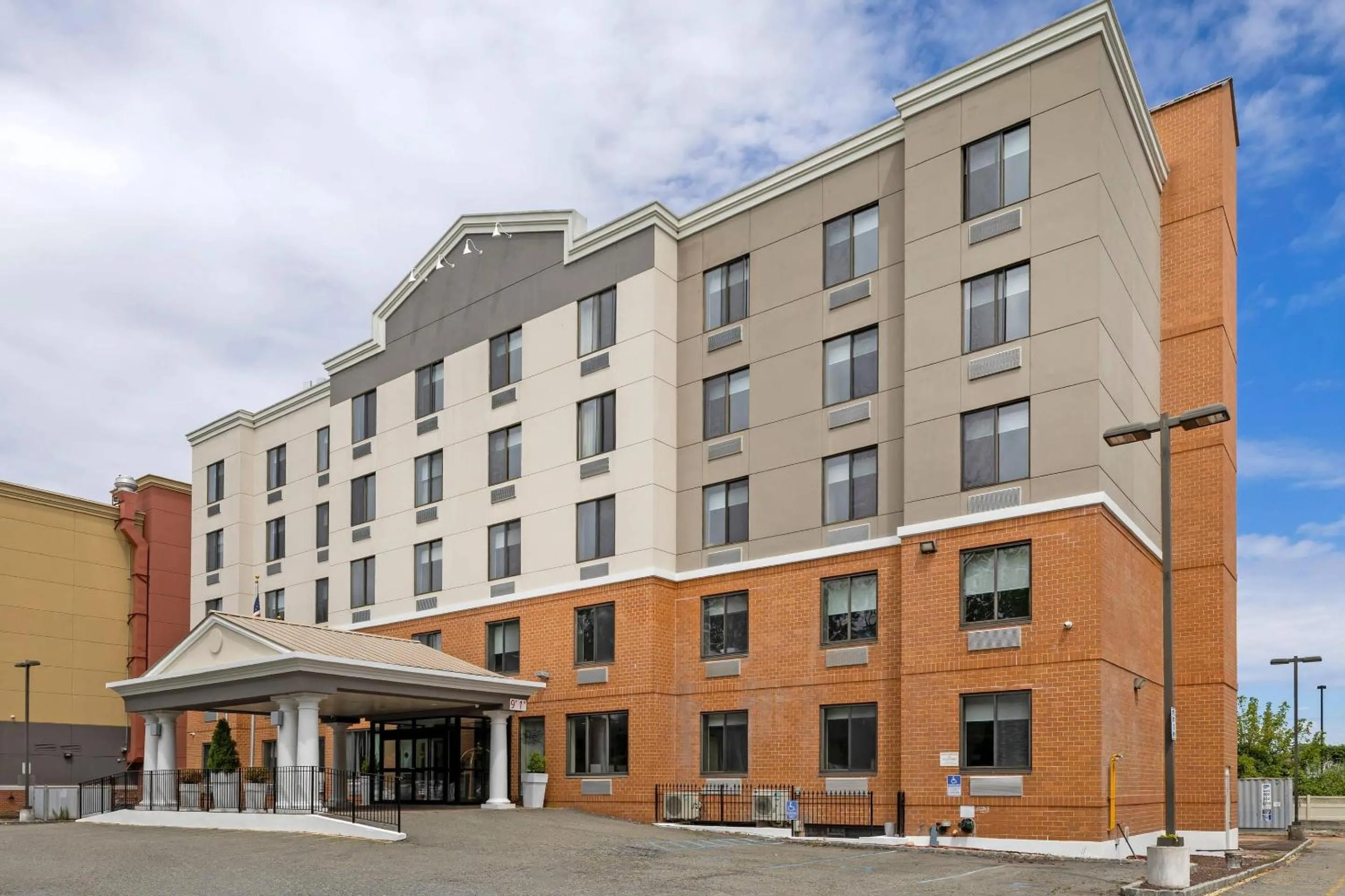 Property building in Country Inn & Suites by Radisson, Staten Island
