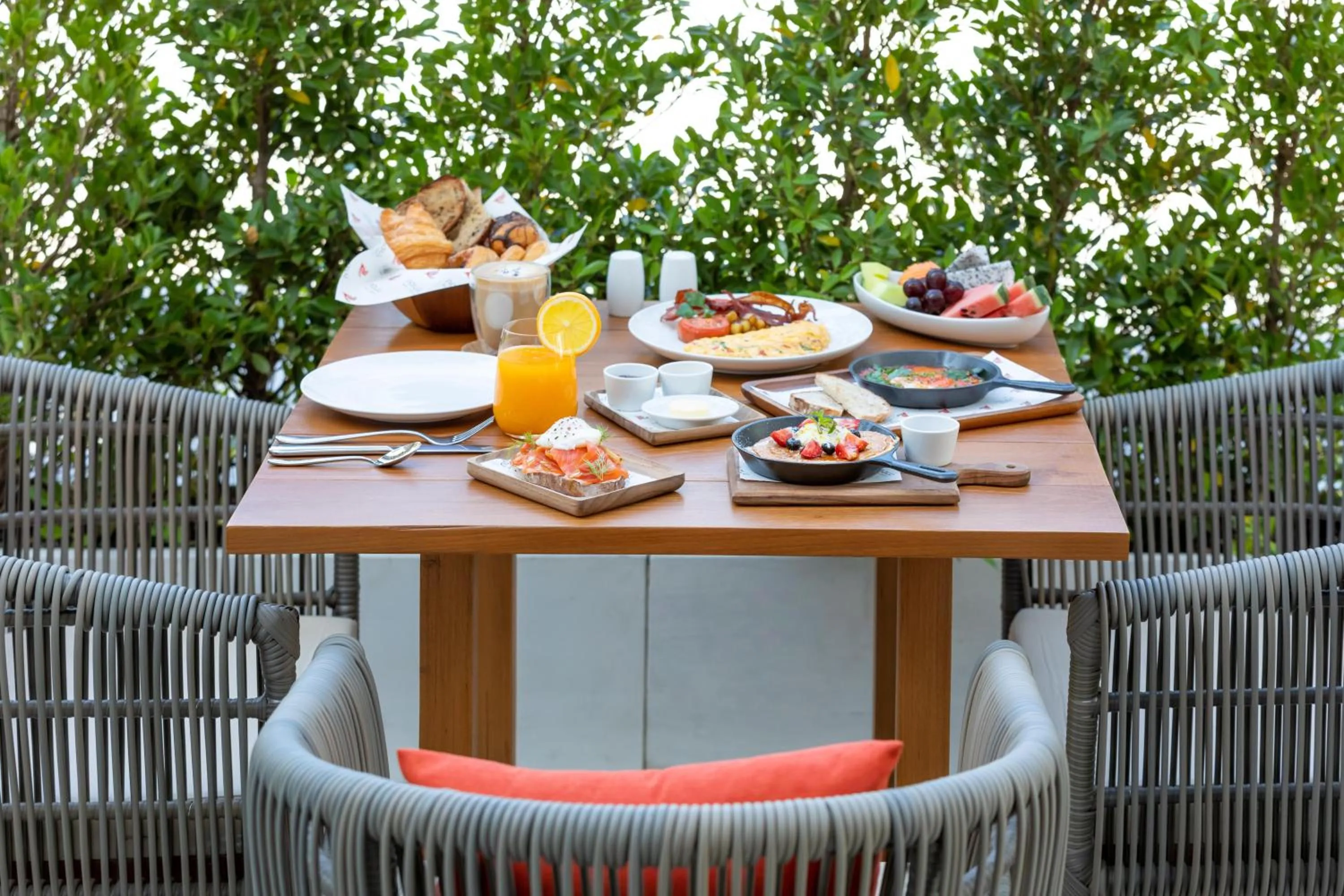 Restaurant/places to eat in OUTRIGGER Surin Beach Resort