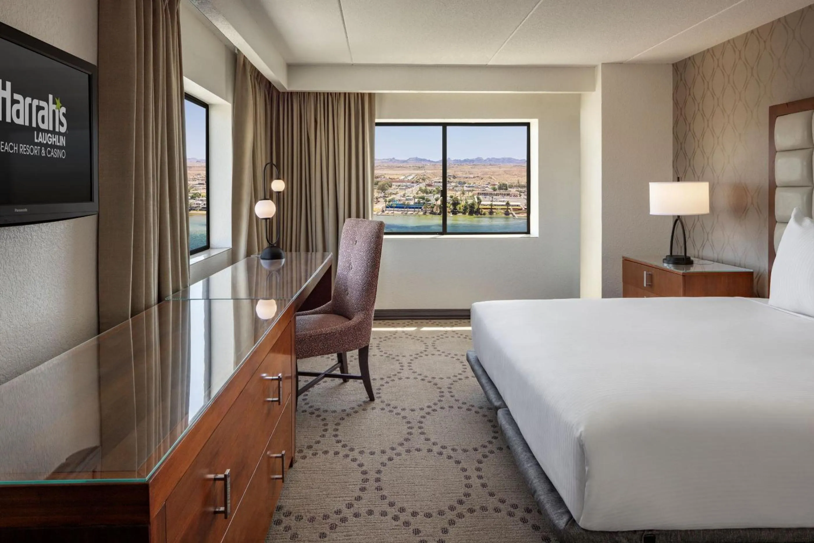 Seating area, Bed in Harrah's Laughlin, A Caesars Destination