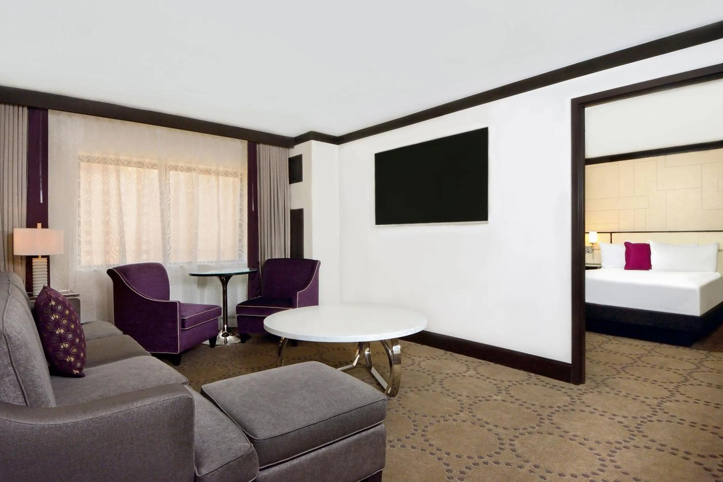 Living room, Bed in Harrah's Laughlin, A Caesars Destination