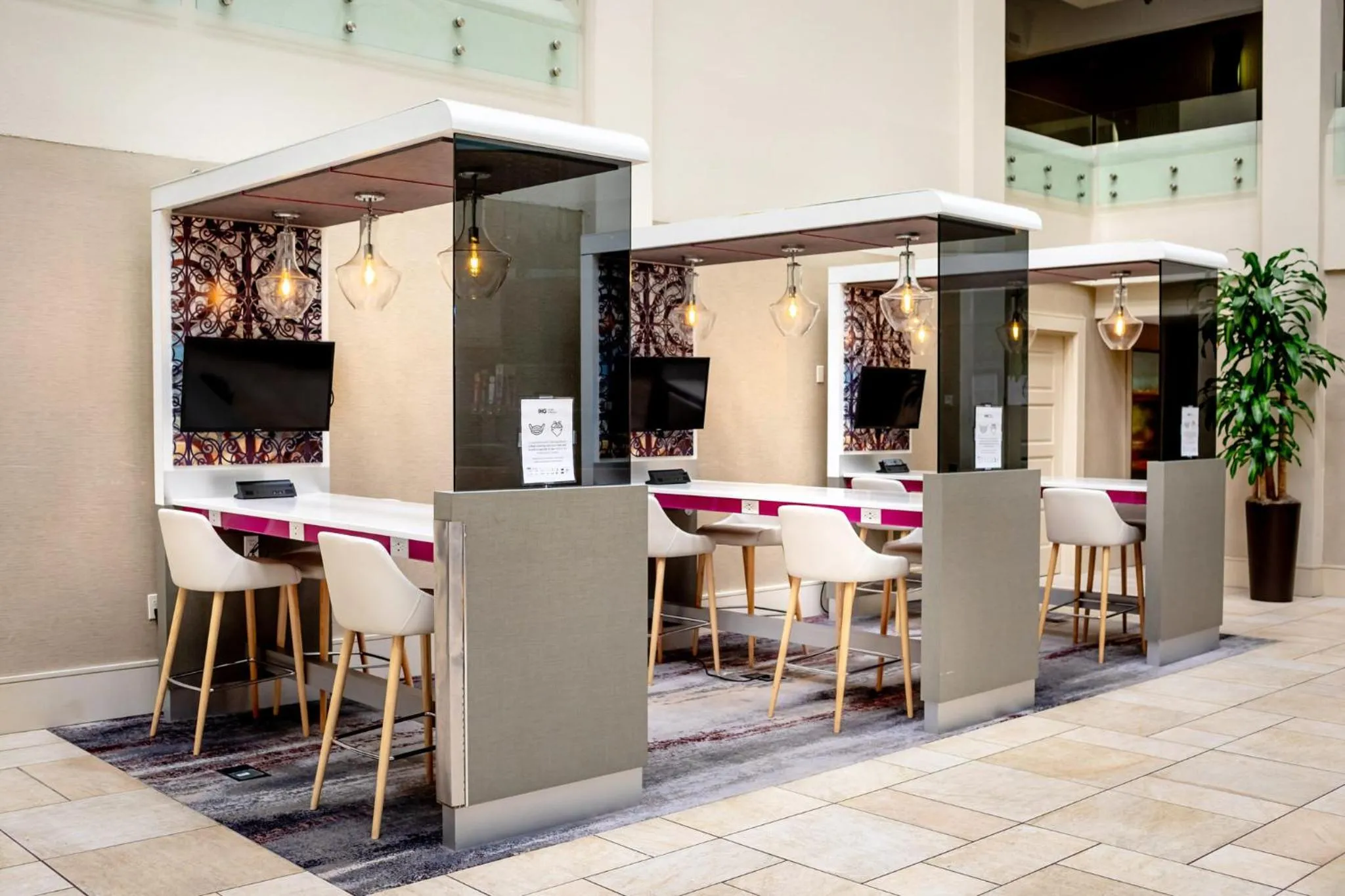 Lounge or bar in Crowne Plaza Charleston by IHG