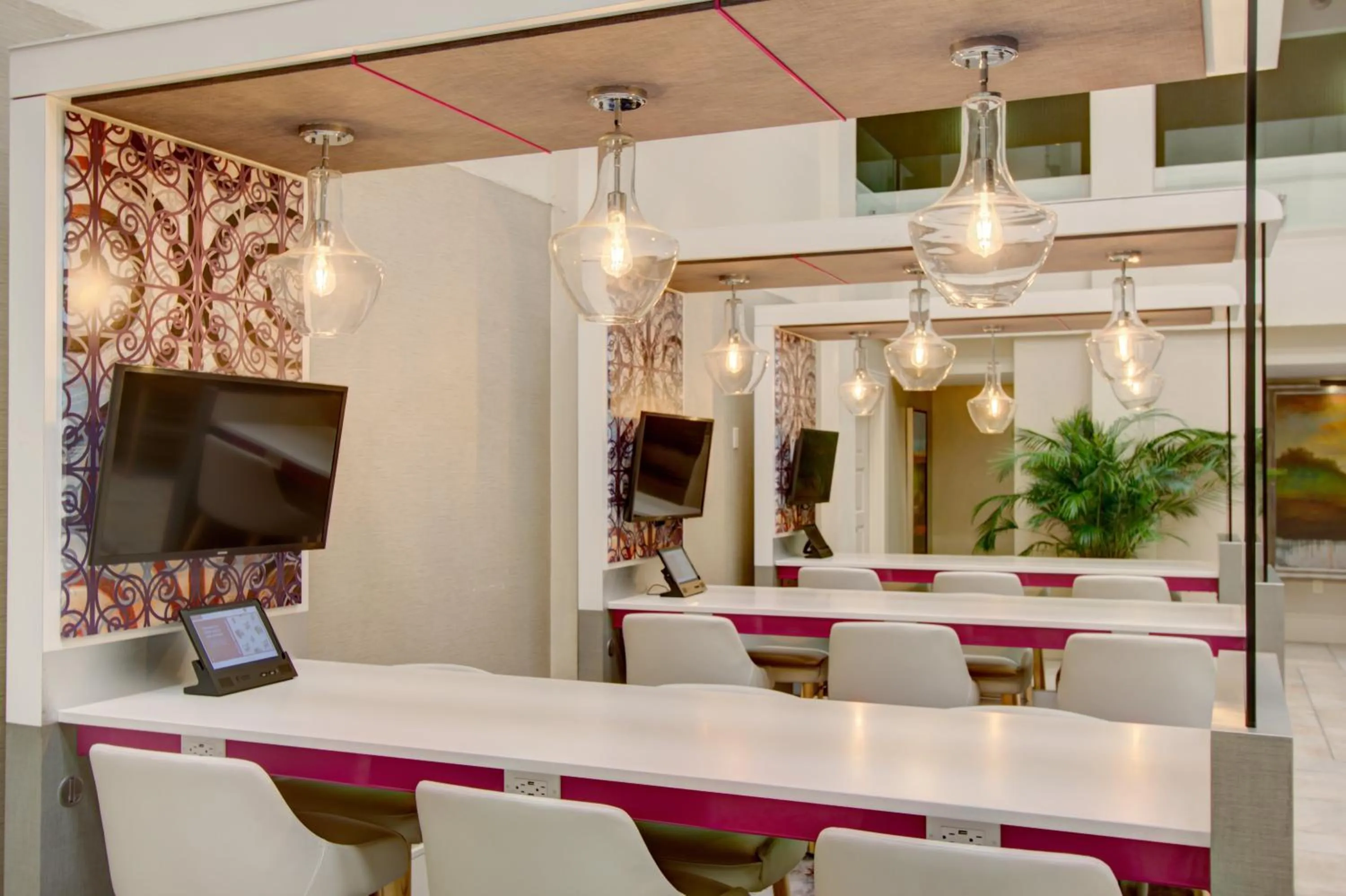 Lounge or bar in Crowne Plaza Charleston by IHG