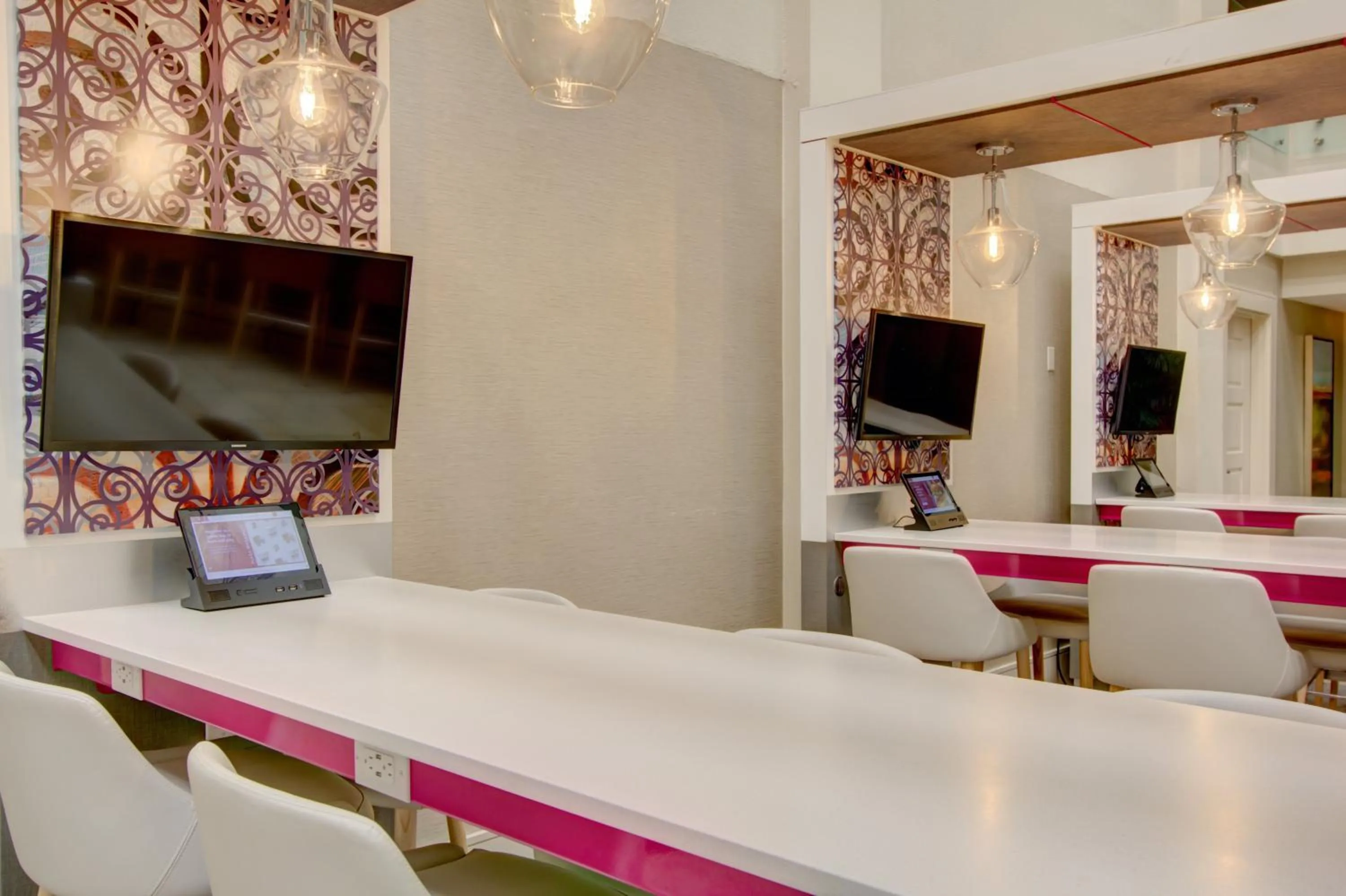 Lounge or bar in Crowne Plaza Charleston by IHG