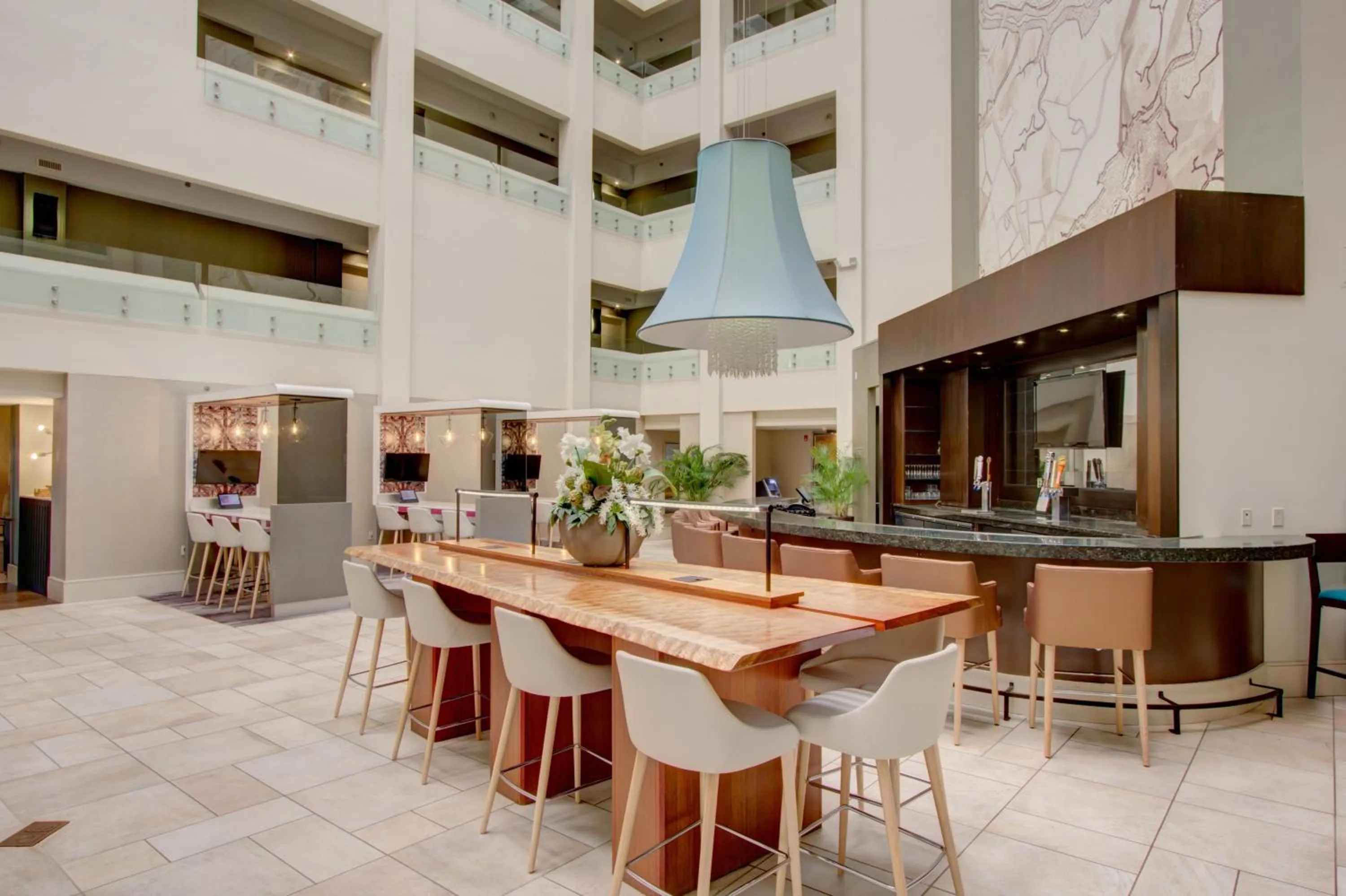 Lounge or bar in Crowne Plaza Charleston by IHG