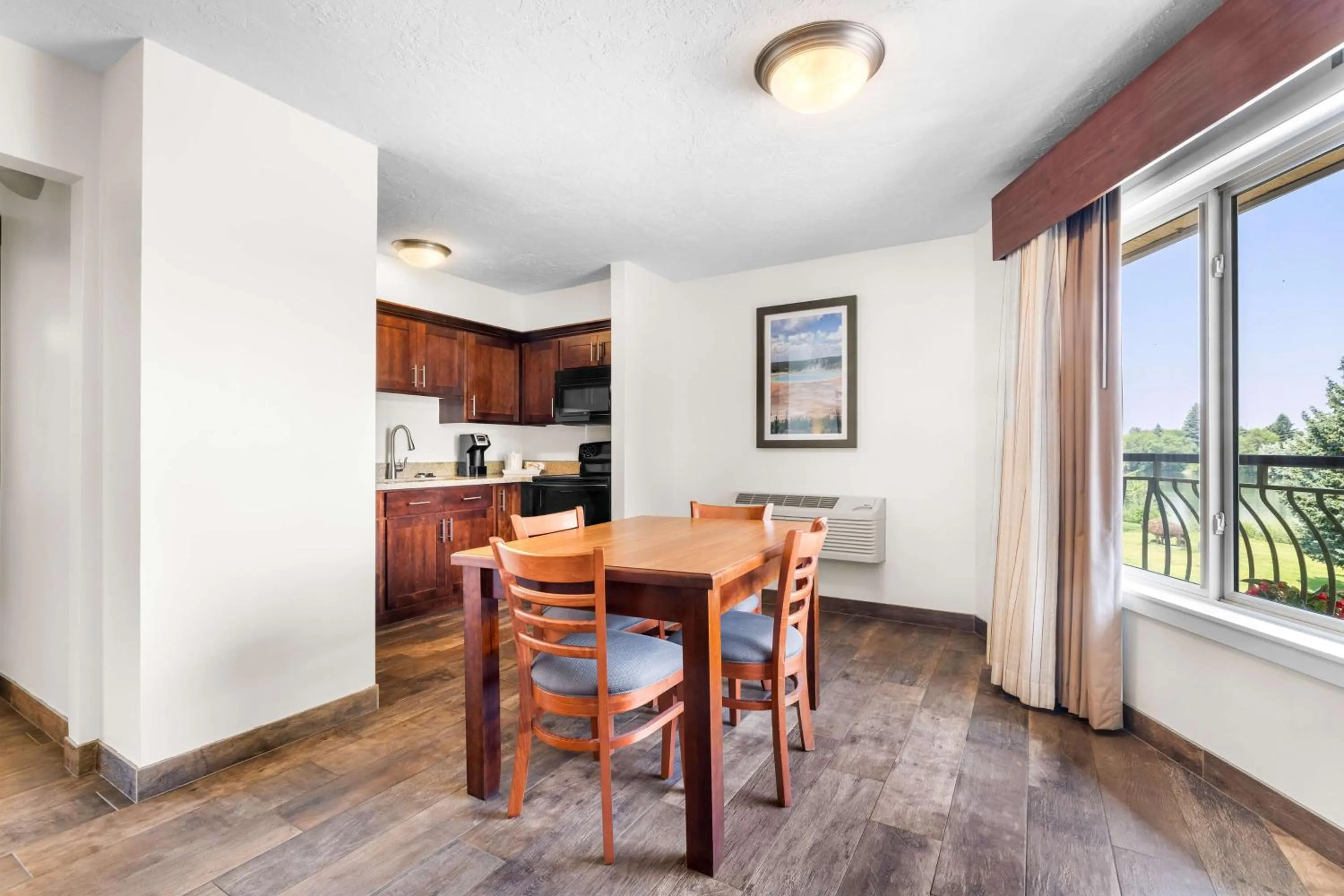 Photo of the whole room in Best Western Driftwood Inn