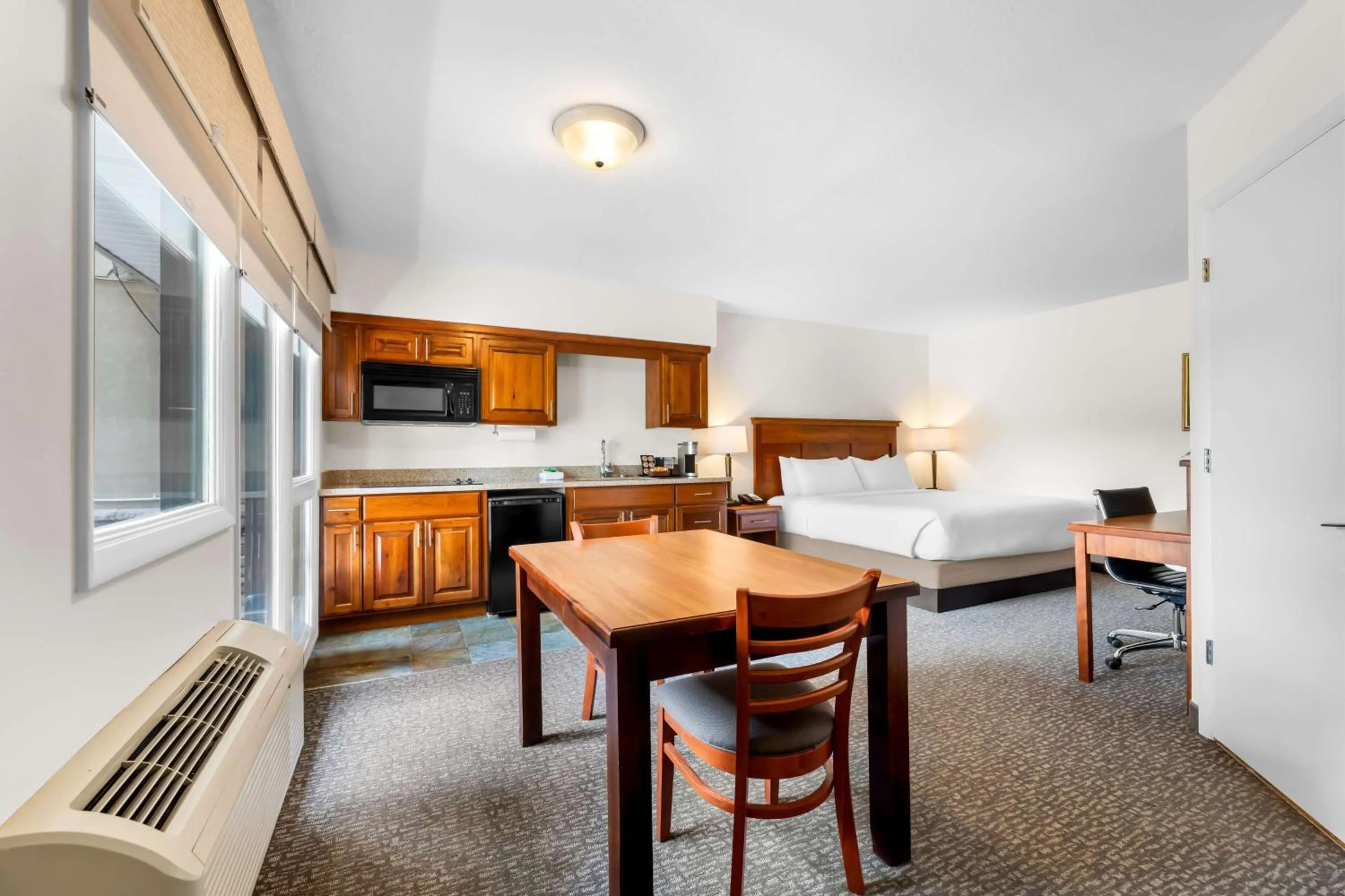 Bedroom in Best Western Driftwood Inn
