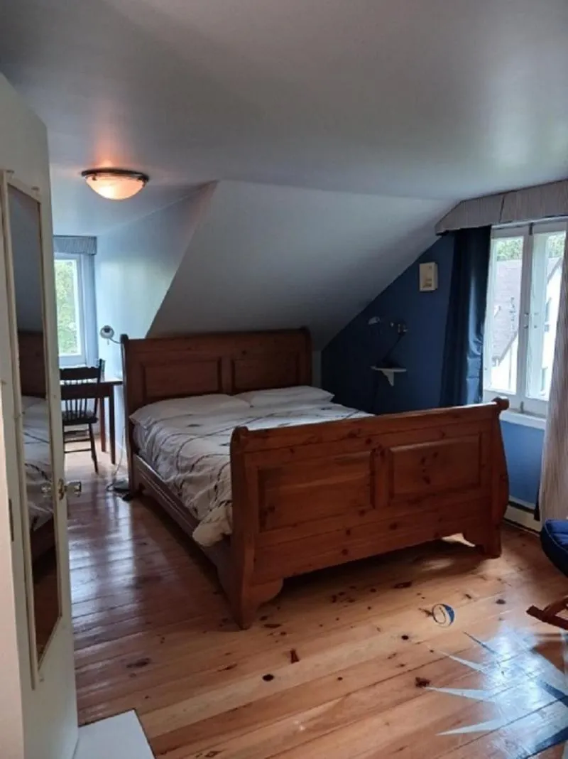 Photo of the whole room, Bed in Auberge la maison sous les pins