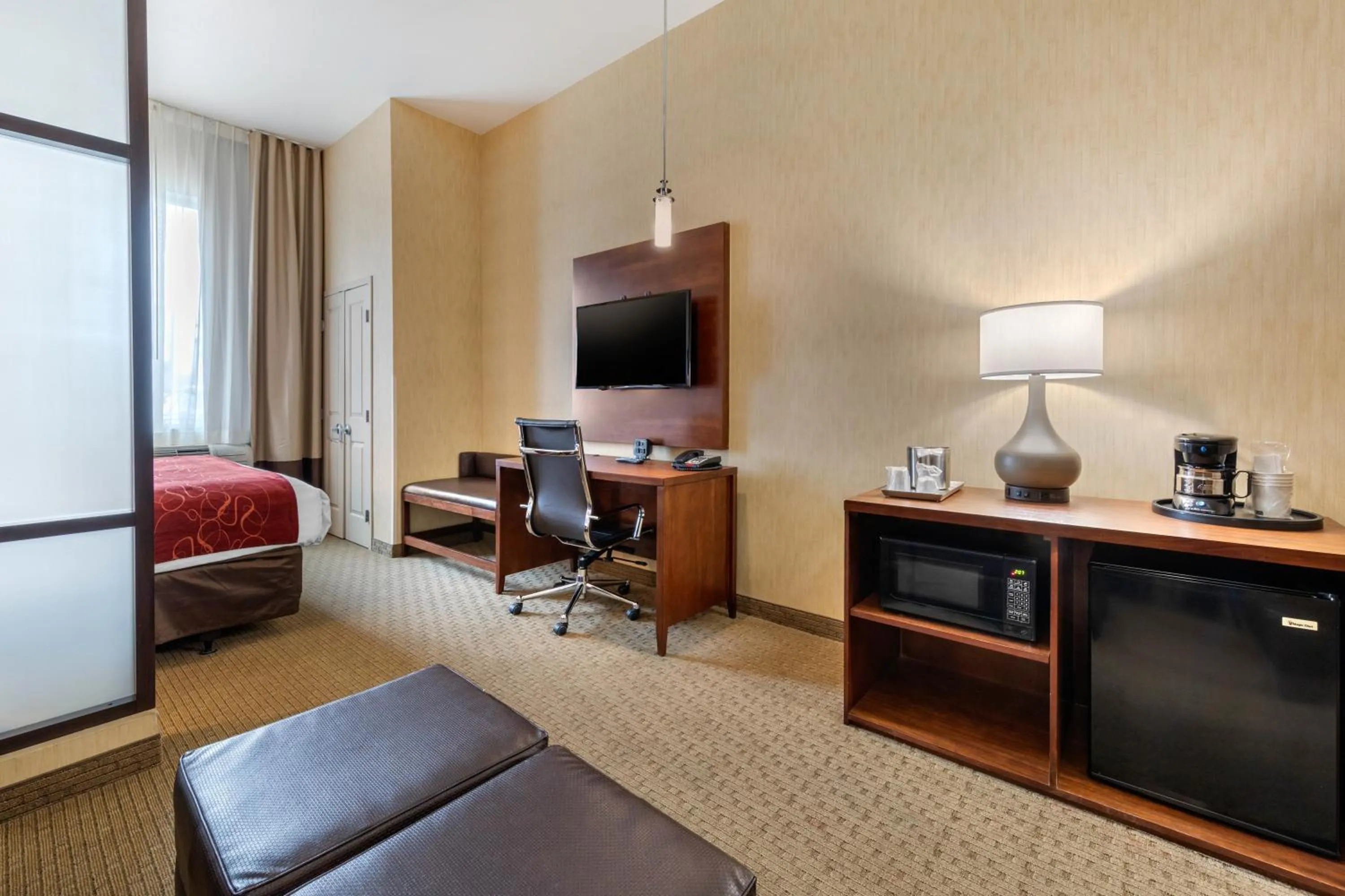 TV and multimedia, Bed in Comfort Suites Near City of Industry - Los Angeles