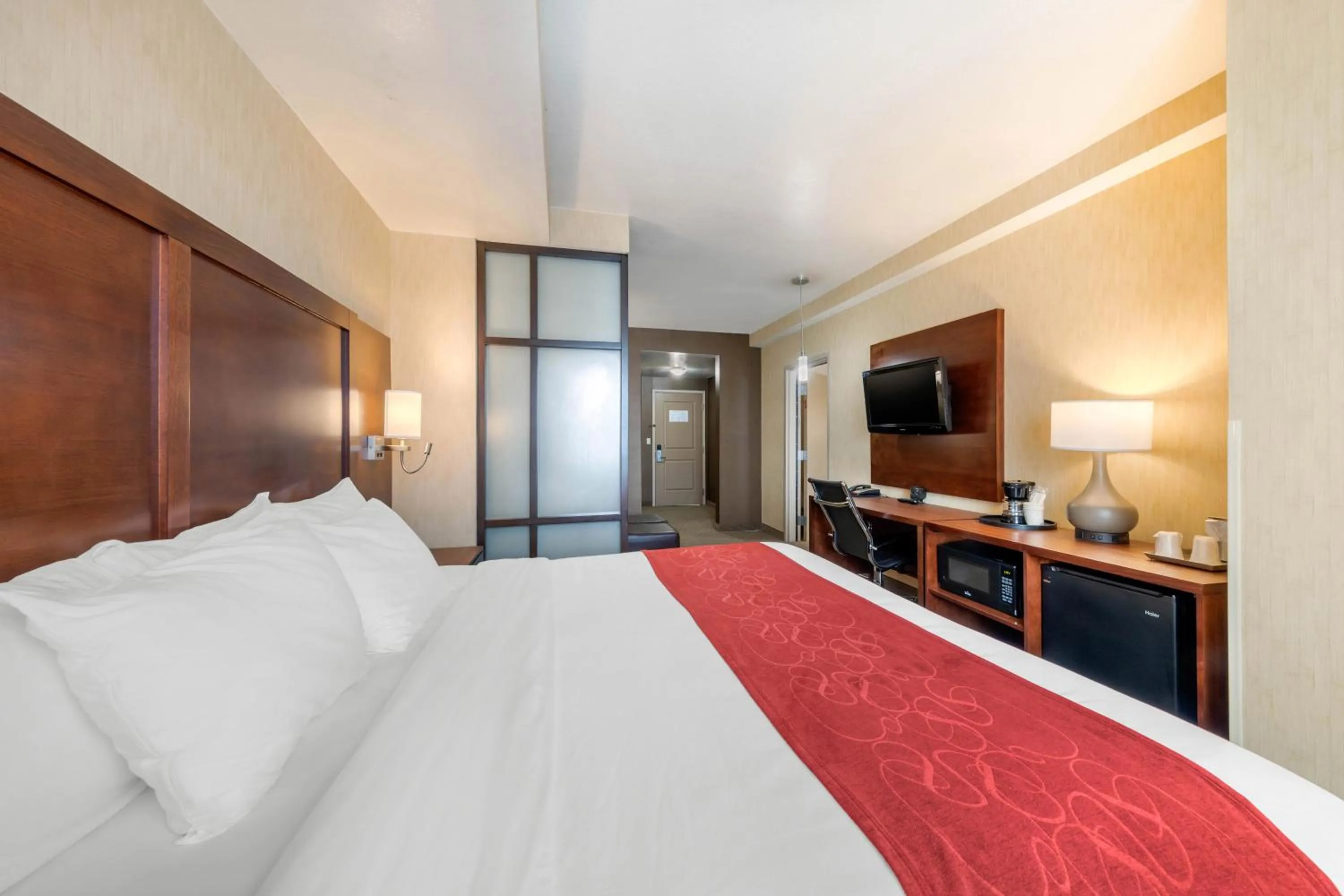 Photo of the whole room, Bed in Comfort Suites Near City of Industry - Los Angeles